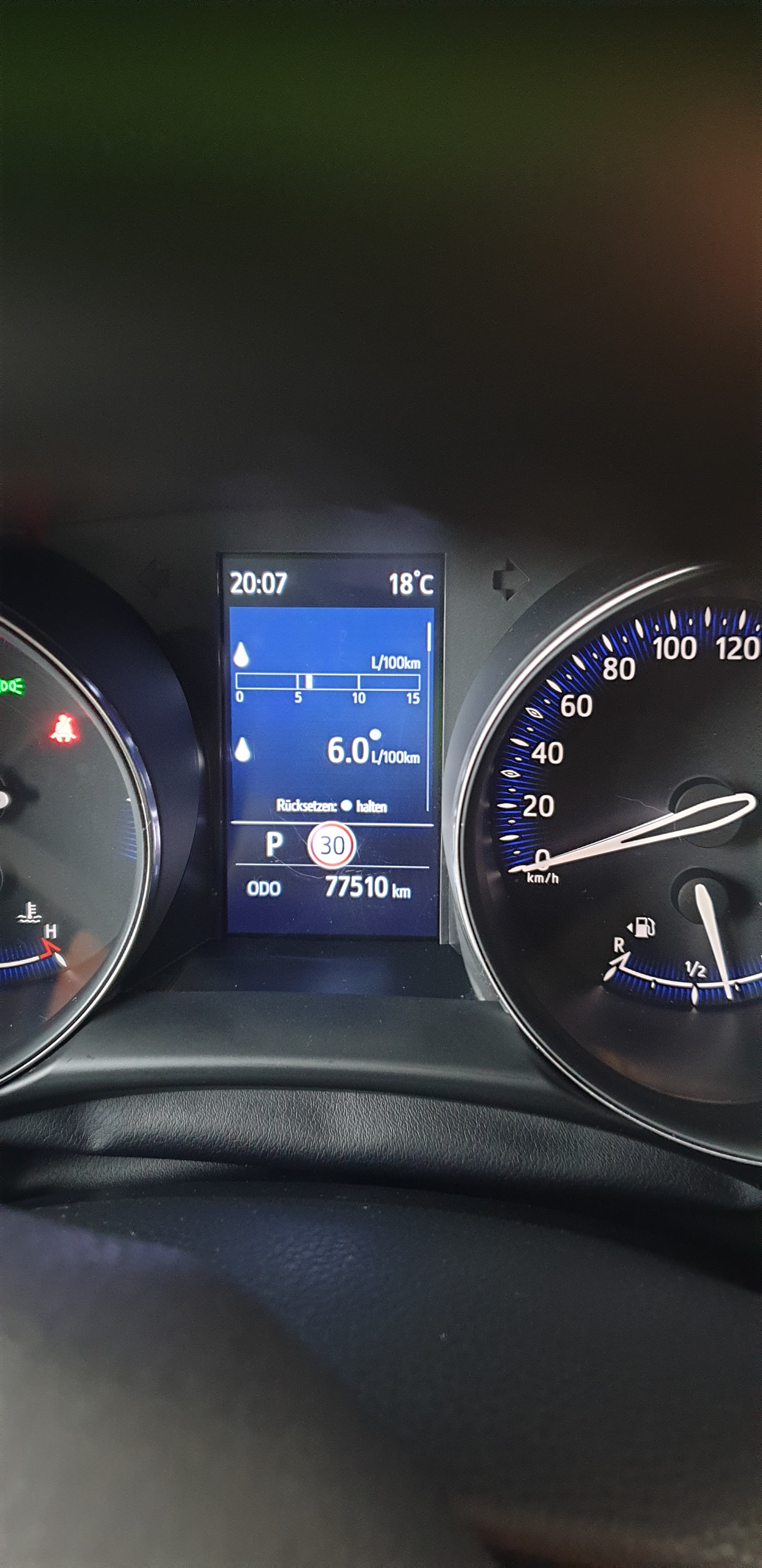 TOYOTA 2.0 VVTi HSD Launch Edition-image-5