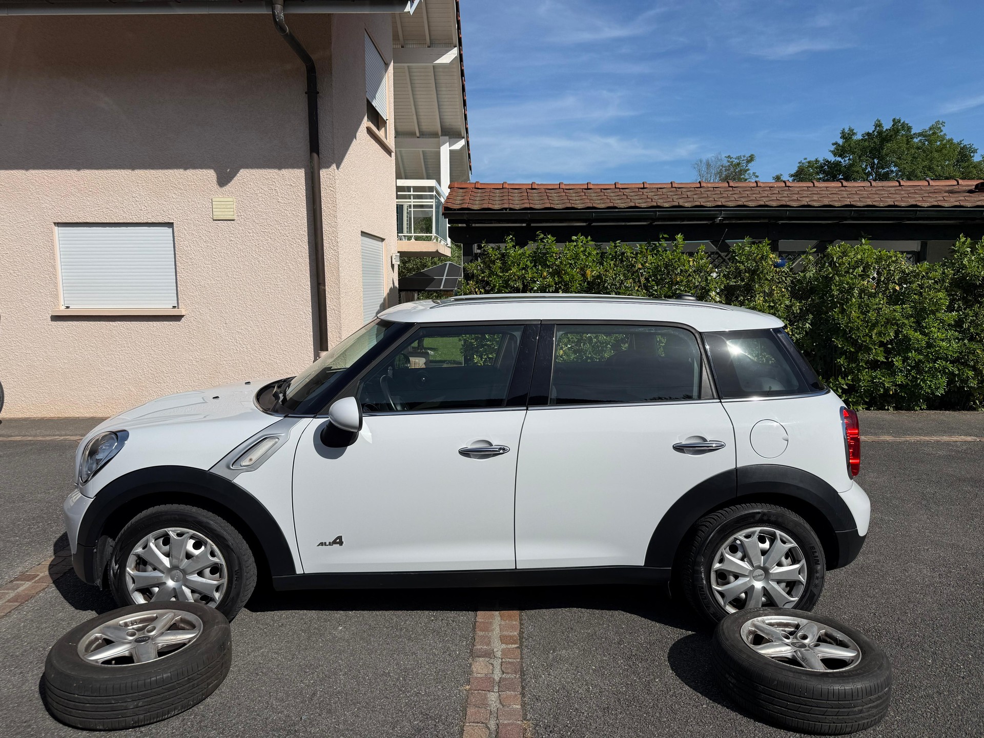 MINI 1.6i Cooper ALL4-image-2