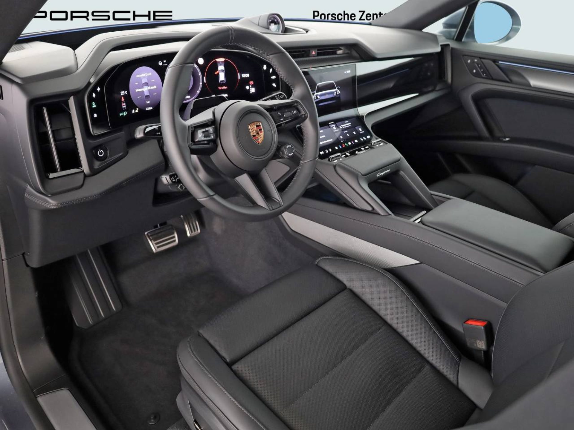 PORSCHE Cayenne Electric-showroom-element-3