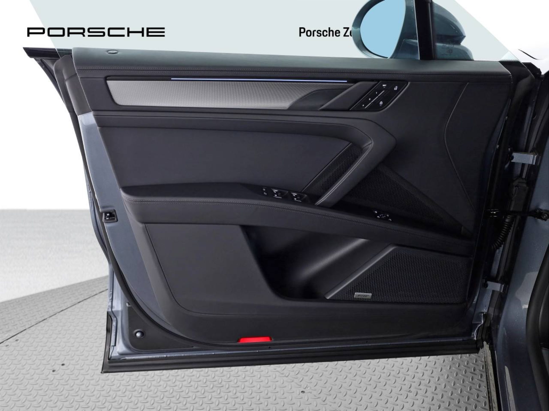 PORSCHE Cayenne Electric-image-12