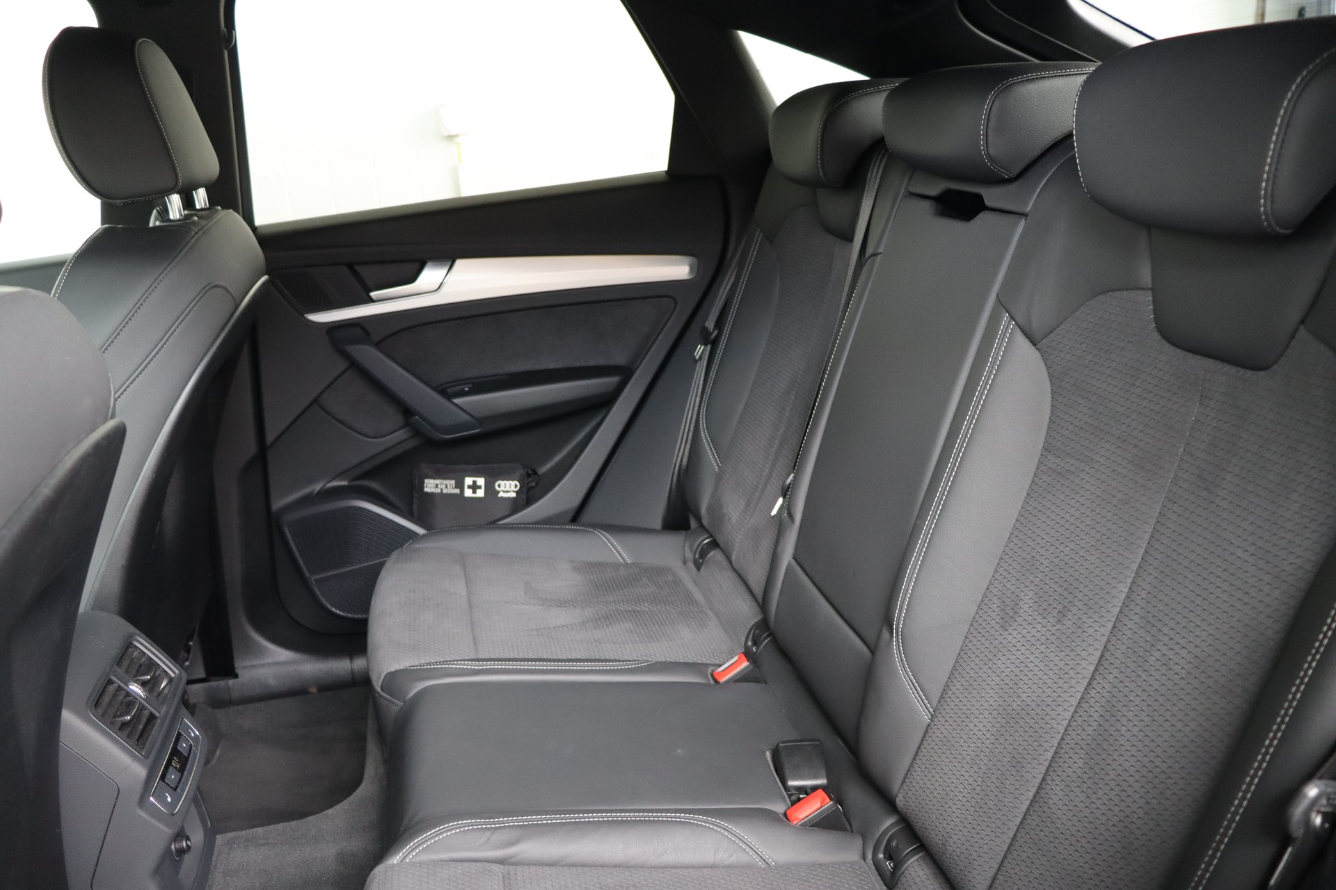 AUDI Q5 Sportback 40 TDI Blackedition quattro S-tronic-image-25