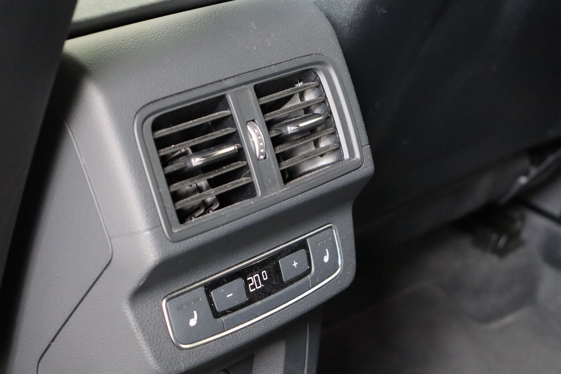 AUDI Q5 Sportback 40 TDI Blackedition quattro S-tronic-image-18