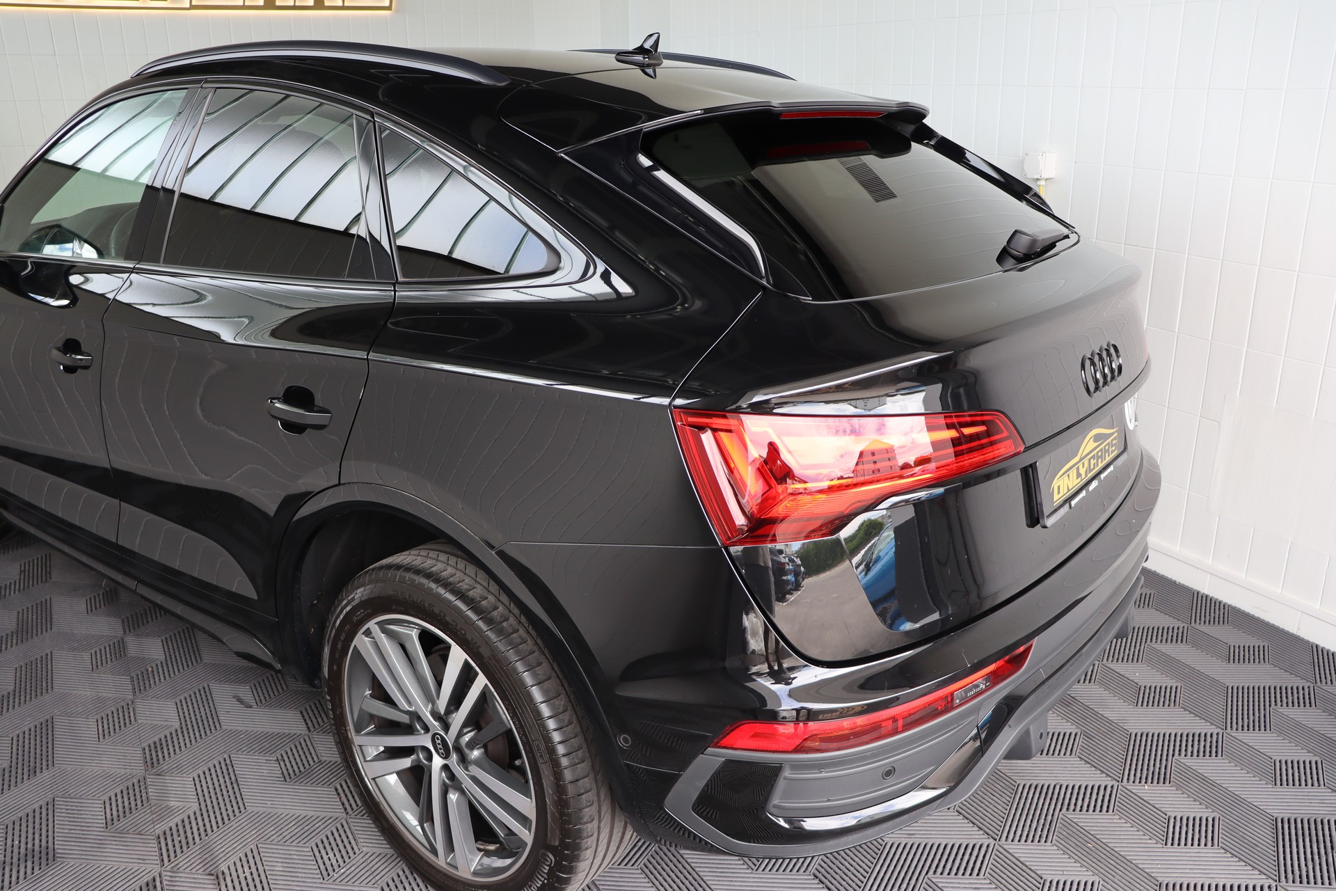 AUDI Q5 Sportback 40 TDI Blackedition quattro S-tronic-image-10