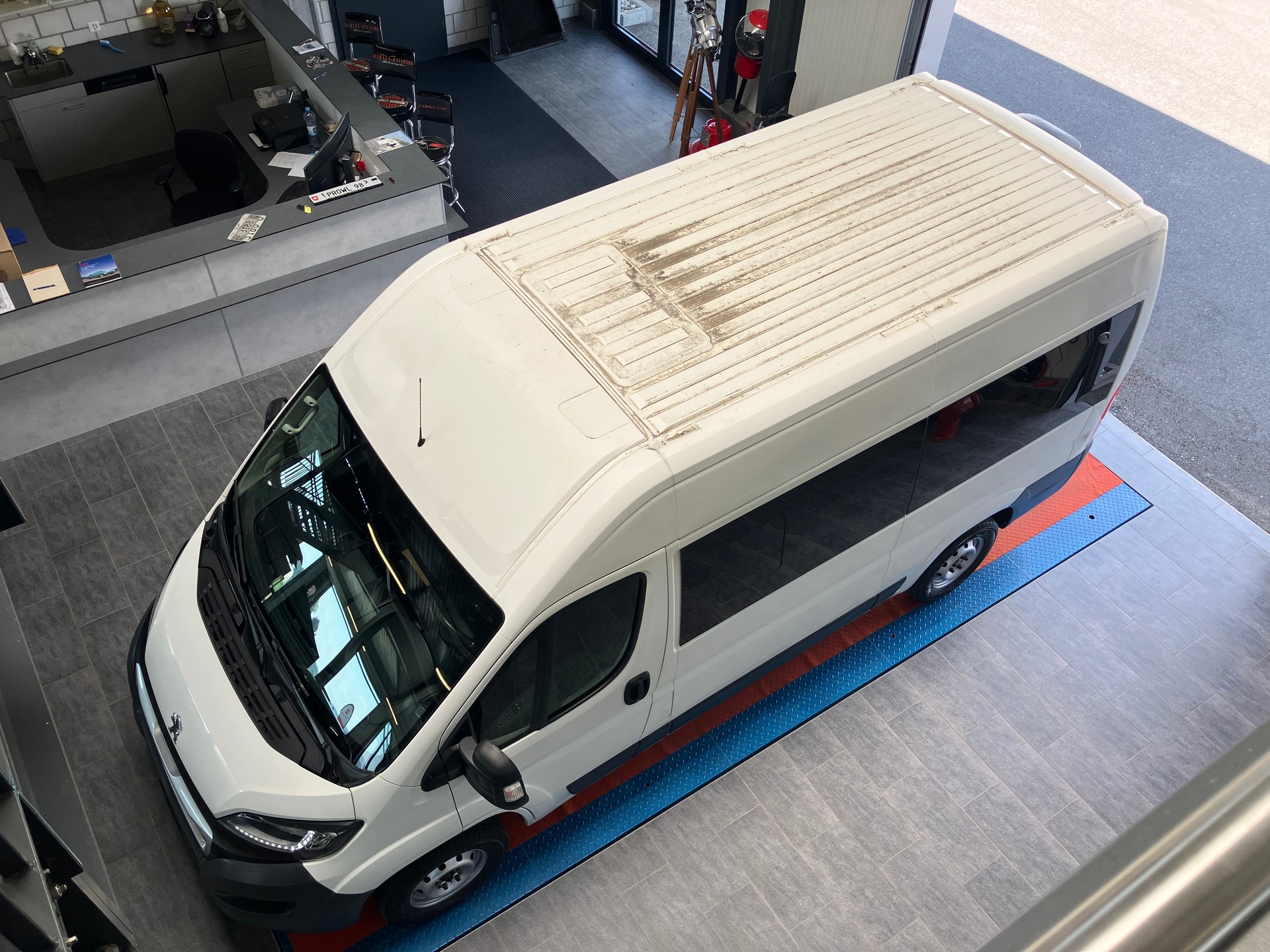 PEUGEOT Boxer 2.0 BlueHDI 333 Allure L2H2 9 Plätze-image-10