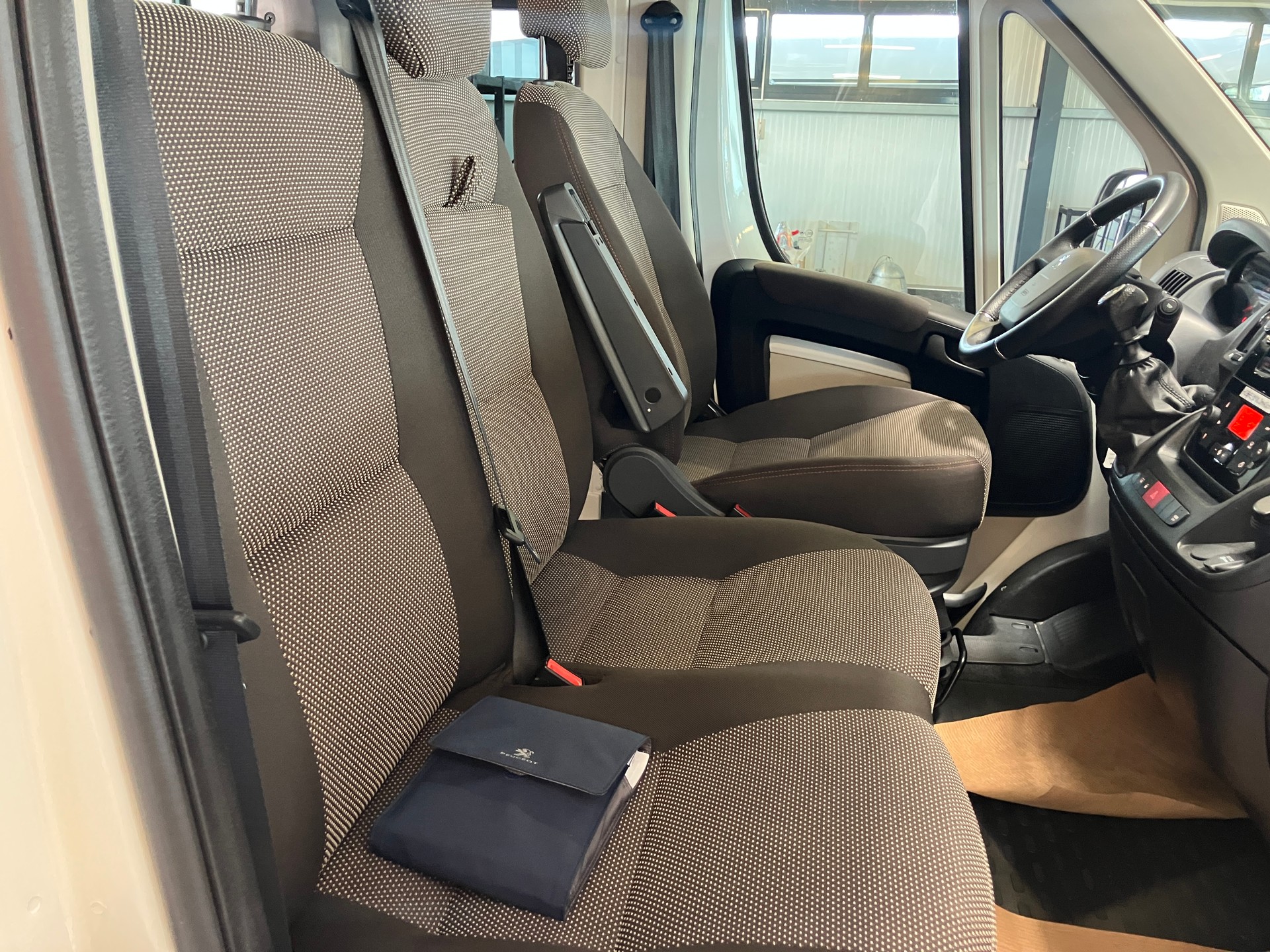 PEUGEOT Boxer 2.0 BlueHDI 333 Allure L2H2 9 Plätze-image-17