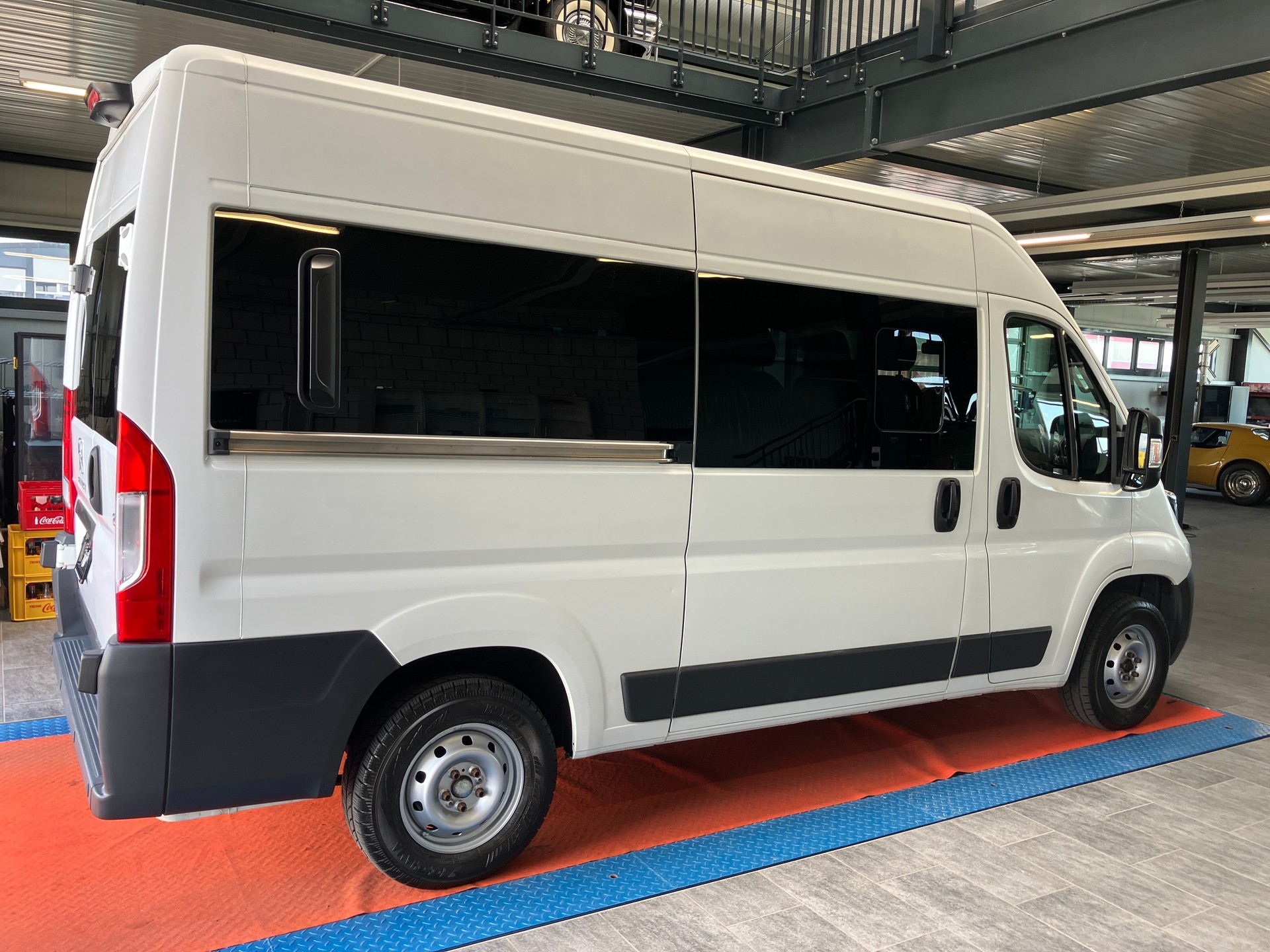 PEUGEOT Boxer 2.0 BlueHDI 333 Allure L2H2 9 Plätze-image-1
