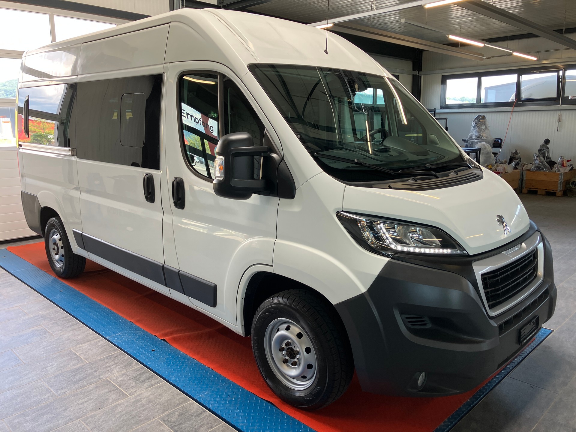 PEUGEOT Boxer 2.0 BlueHDI 333 Allure L2H2 9 Plätze-image-0
