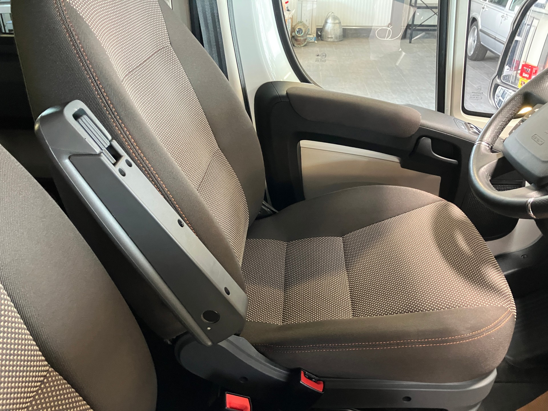 PEUGEOT Boxer 2.0 BlueHDI 333 Allure L2H2 9 Plätze-image-24