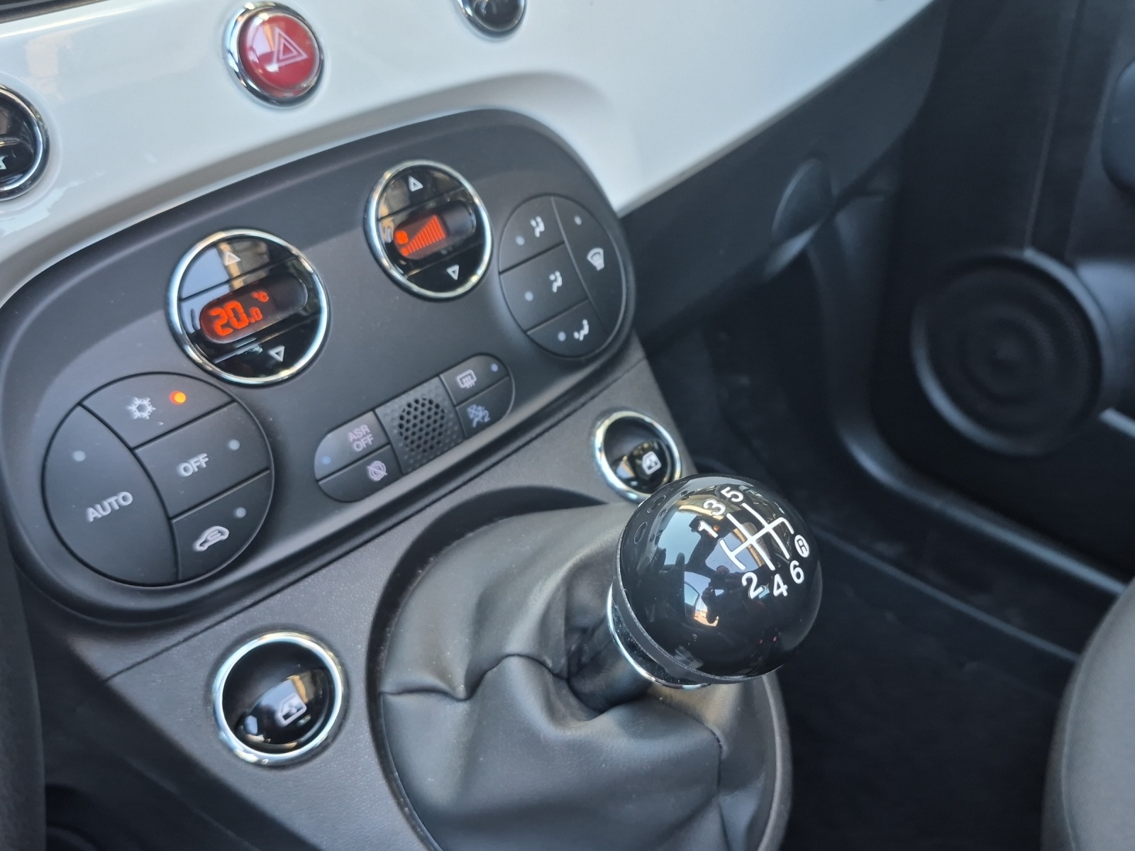 FIAT 500 C 1.0 Hybrid Lounge-image-14