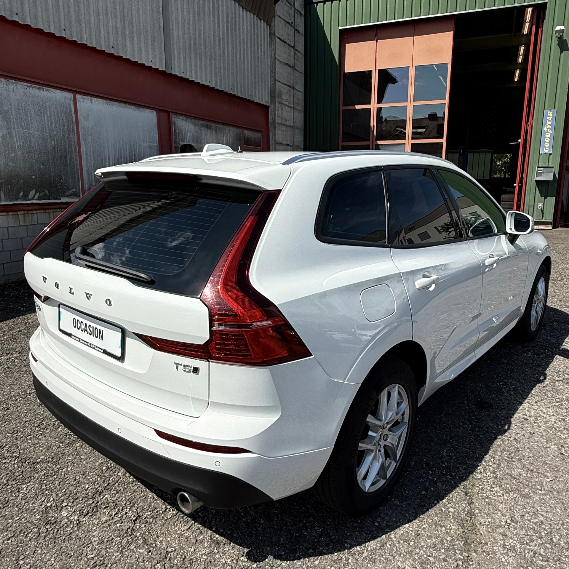 VOLVO XC60 T5 AWD Momentum Geartronic-image-3