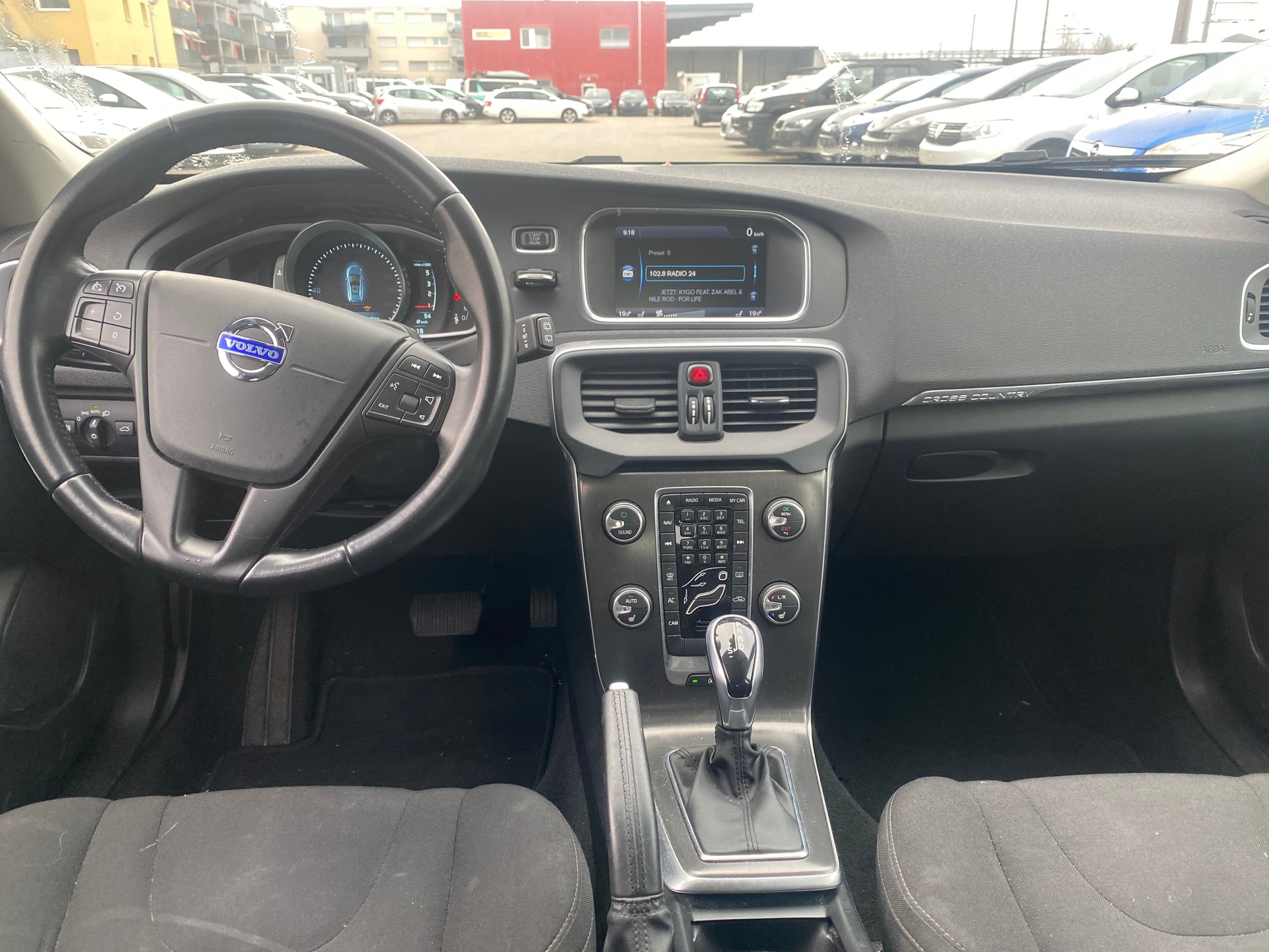 VOLVO V40 Cross Country D3 Momentum Geartronic-image-9