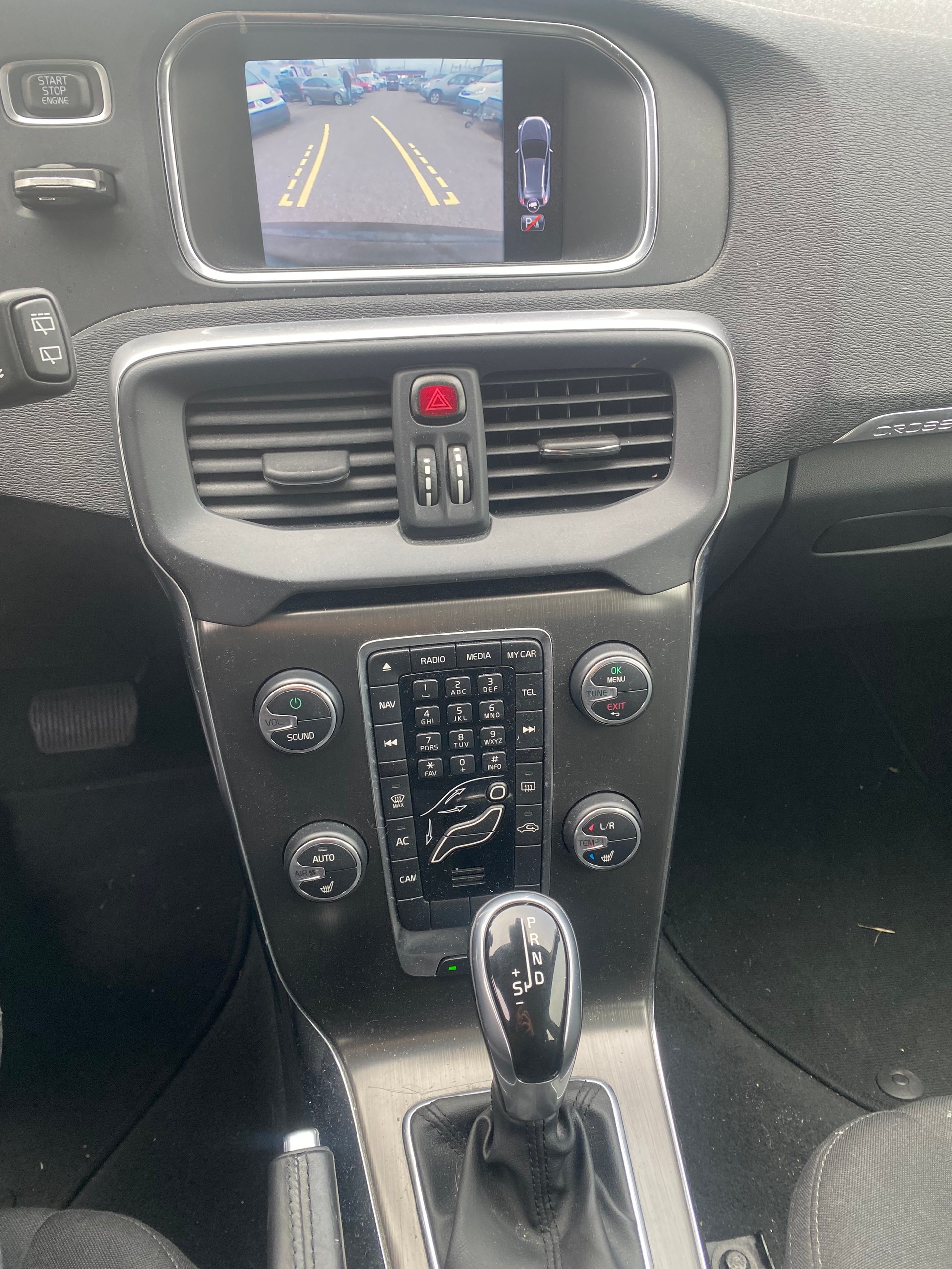 VOLVO V40 Cross Country D3 Momentum Geartronic-image-11