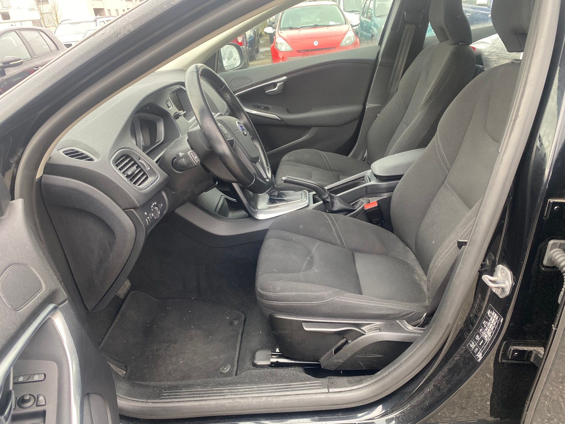 VOLVO V40 Cross Country D3 Momentum Geartronic-image-10
