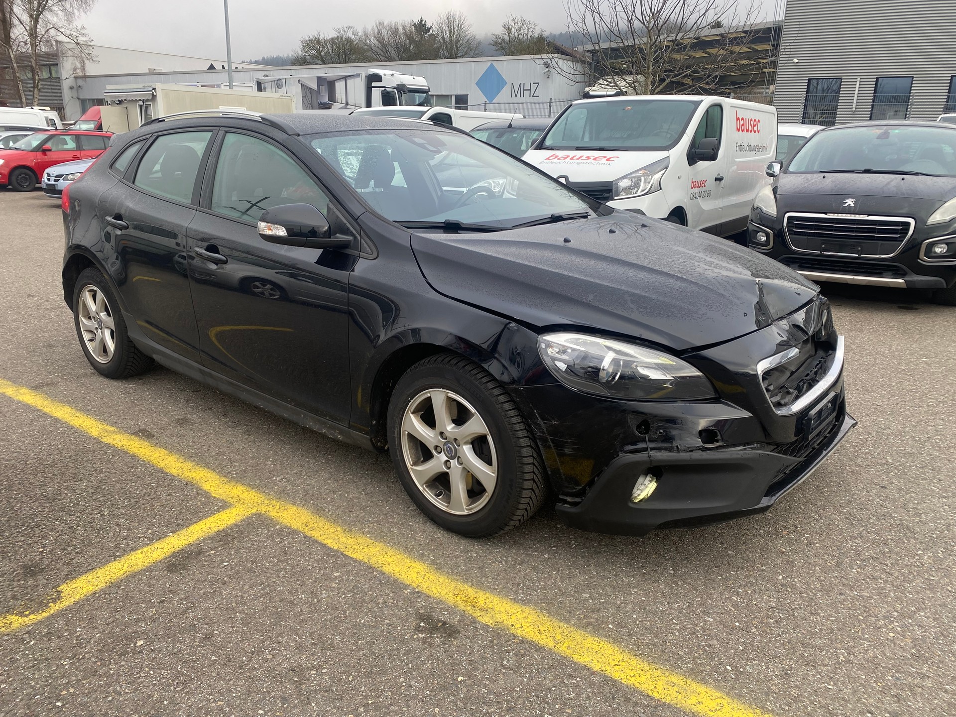 VOLVO V40 Cross Country D3 Momentum Geartronic-image-0