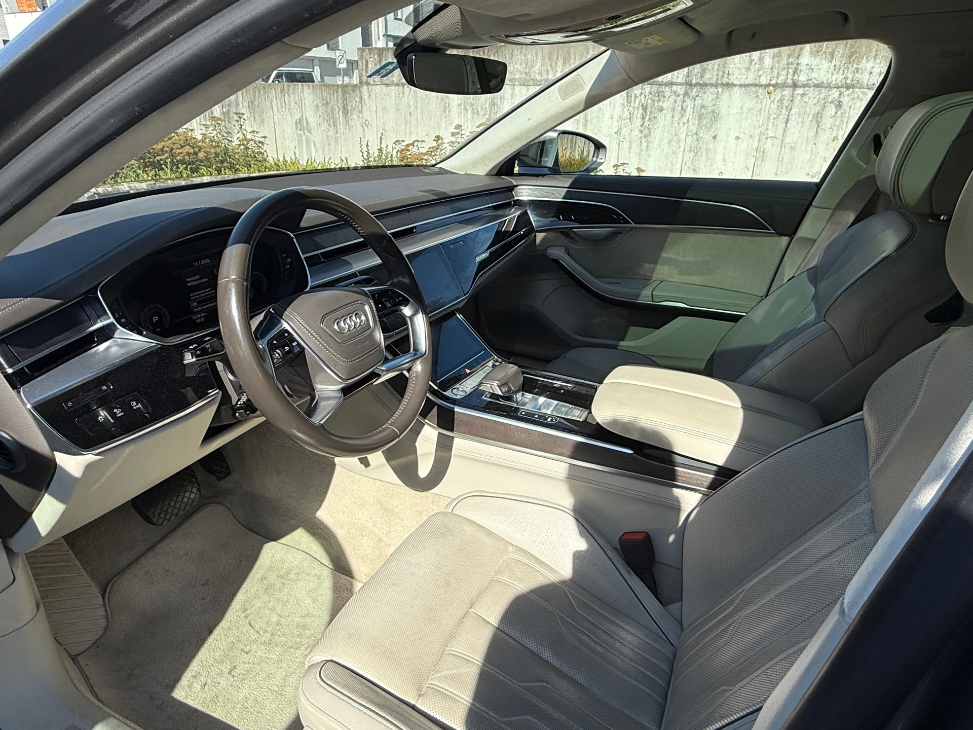 AUDI A8 55 L TFSI quattro tiptronic-image-8