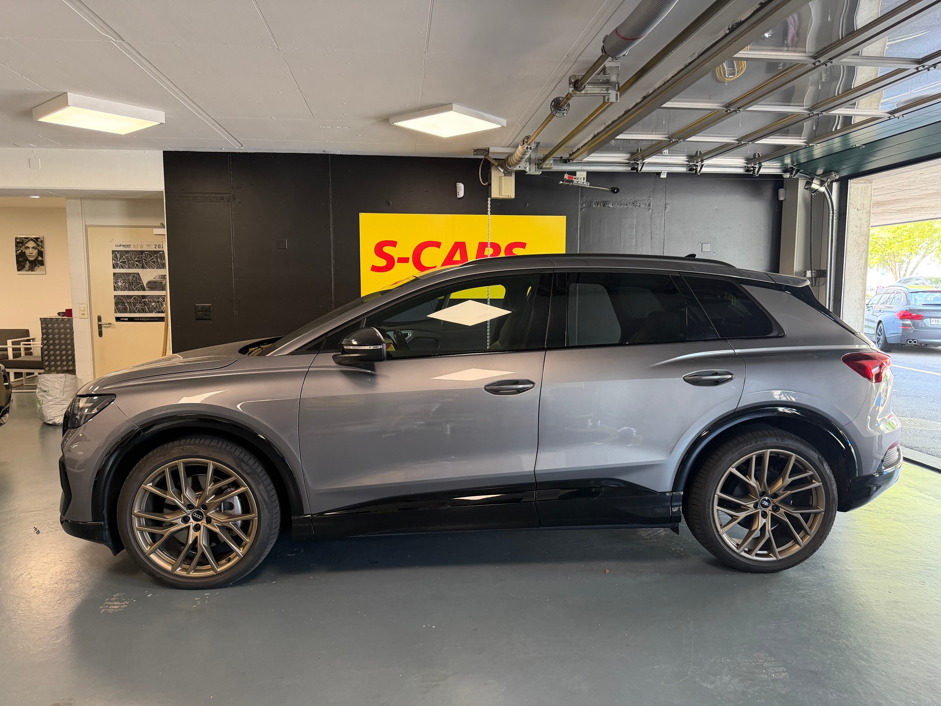 AUDI Q4 e-tron 50 quattro-image-4