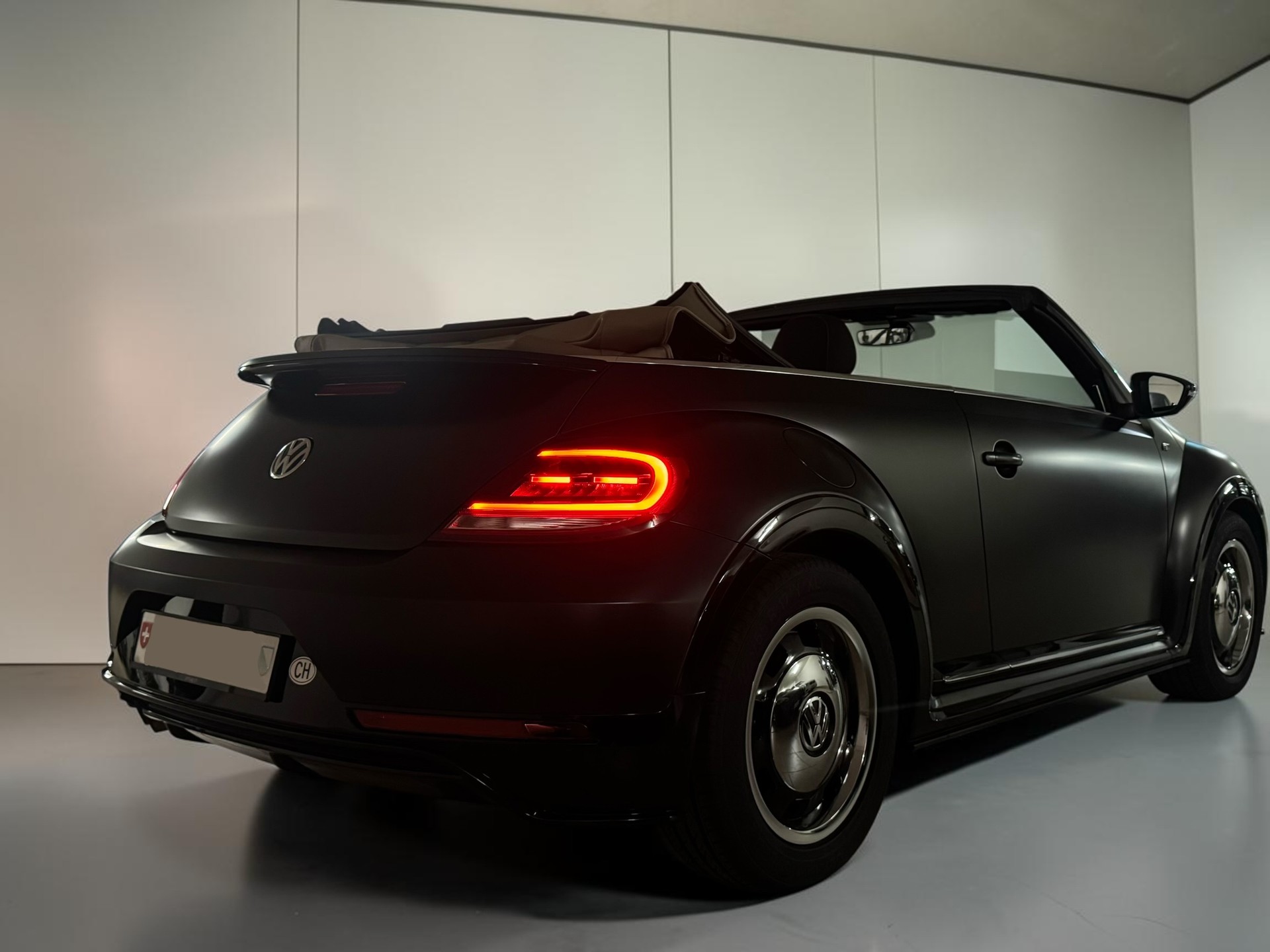 VW Beetle Cabriolet 1.4 TSI BMT R-Line DSG-image-10