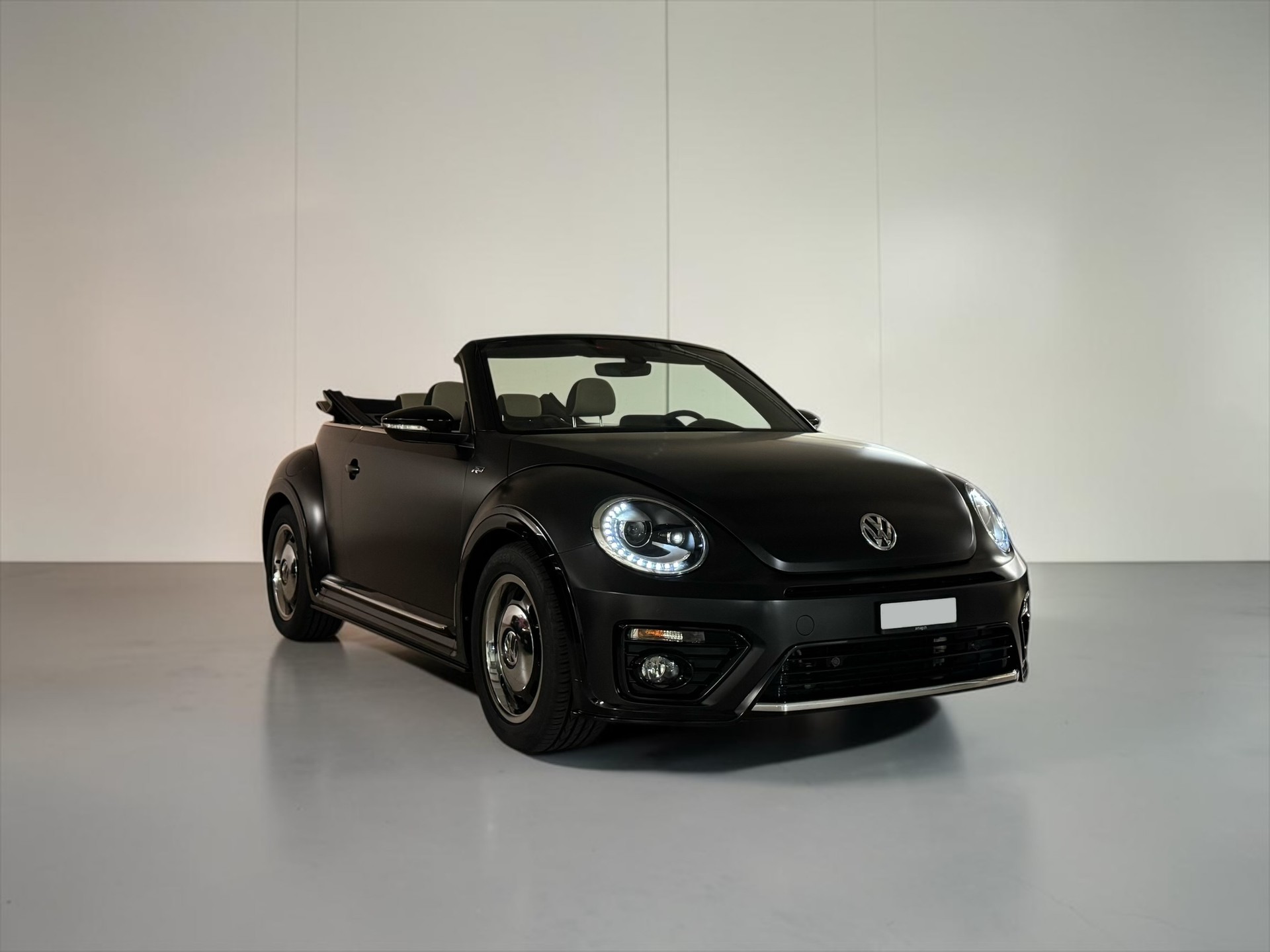 VW Beetle Cabriolet 1.4 TSI BMT R-Line DSG-image-0