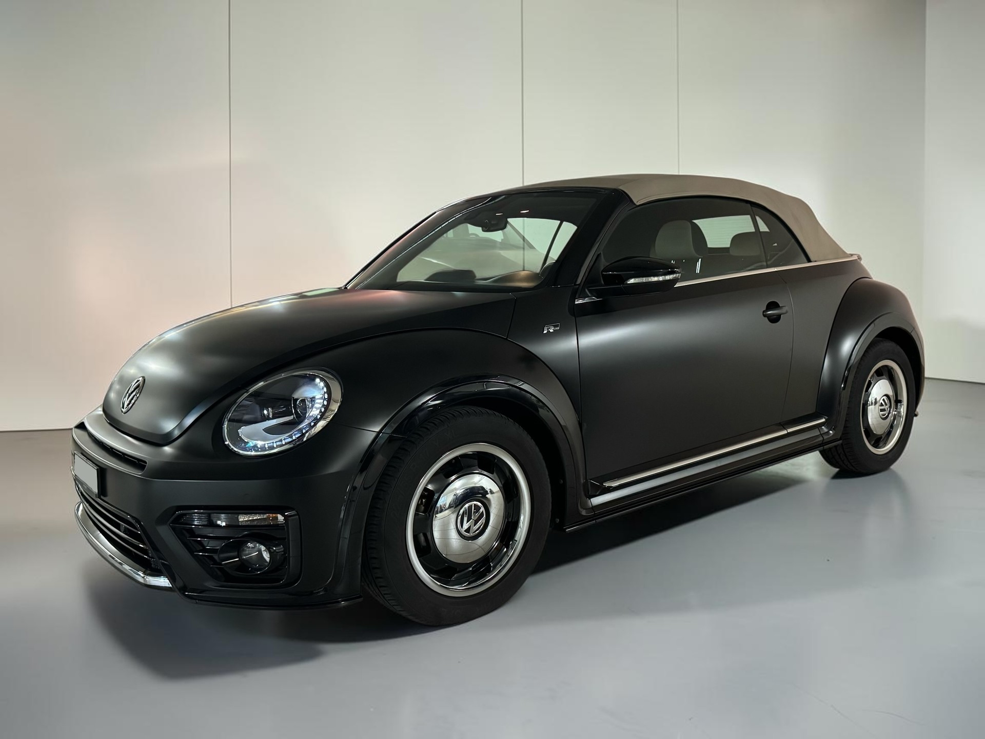 VW Beetle Cabriolet 1.4 TSI BMT R-Line DSG-image-6