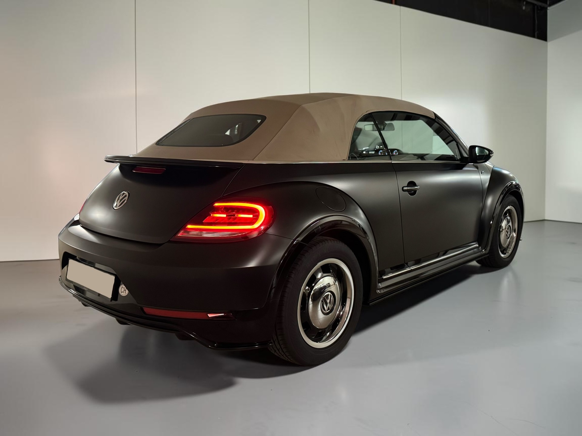VW Beetle Cabriolet 1.4 TSI BMT R-Line DSG-image-9