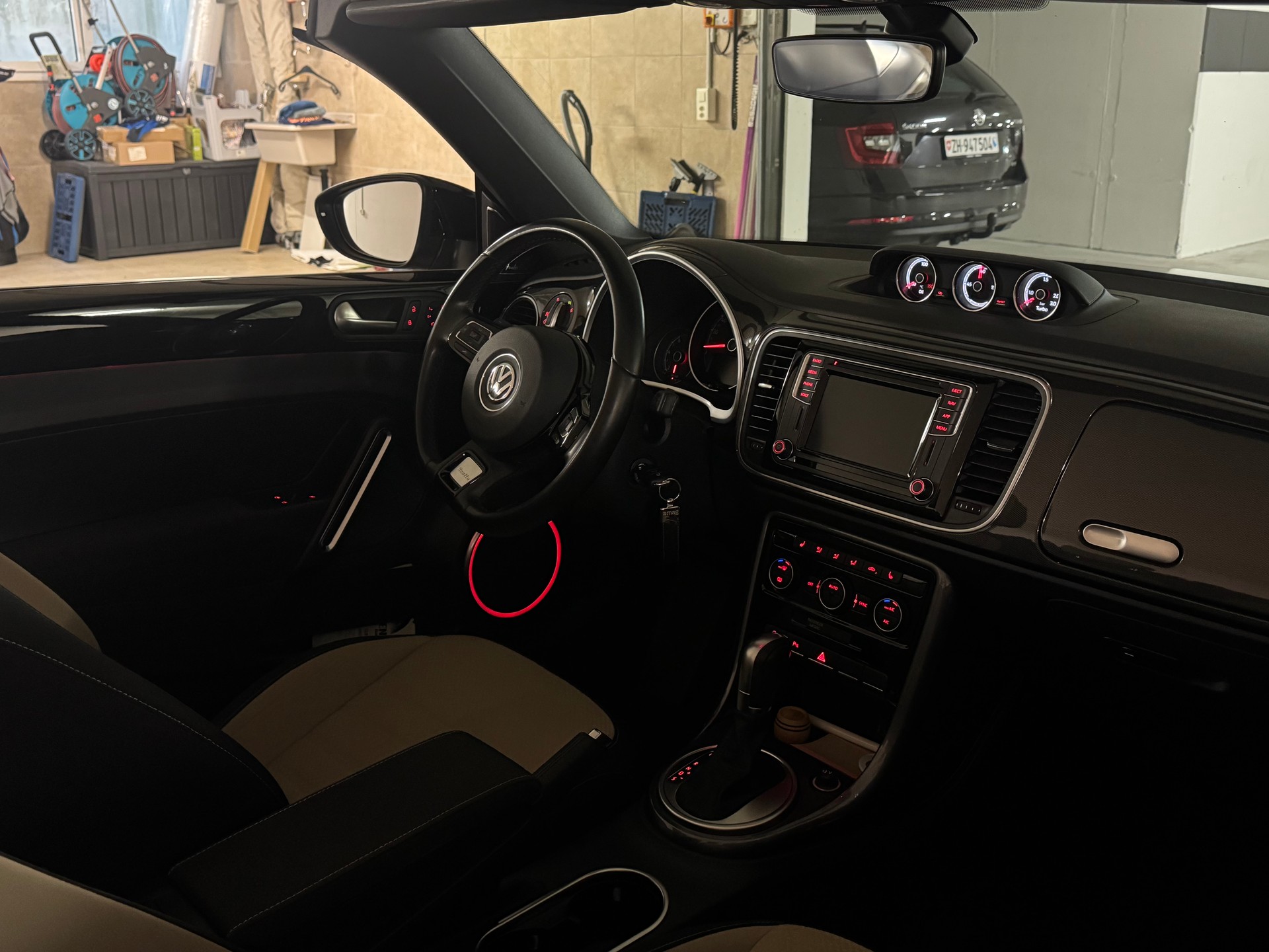 VW Beetle Cabriolet 1.4 TSI BMT R-Line DSG-image-15