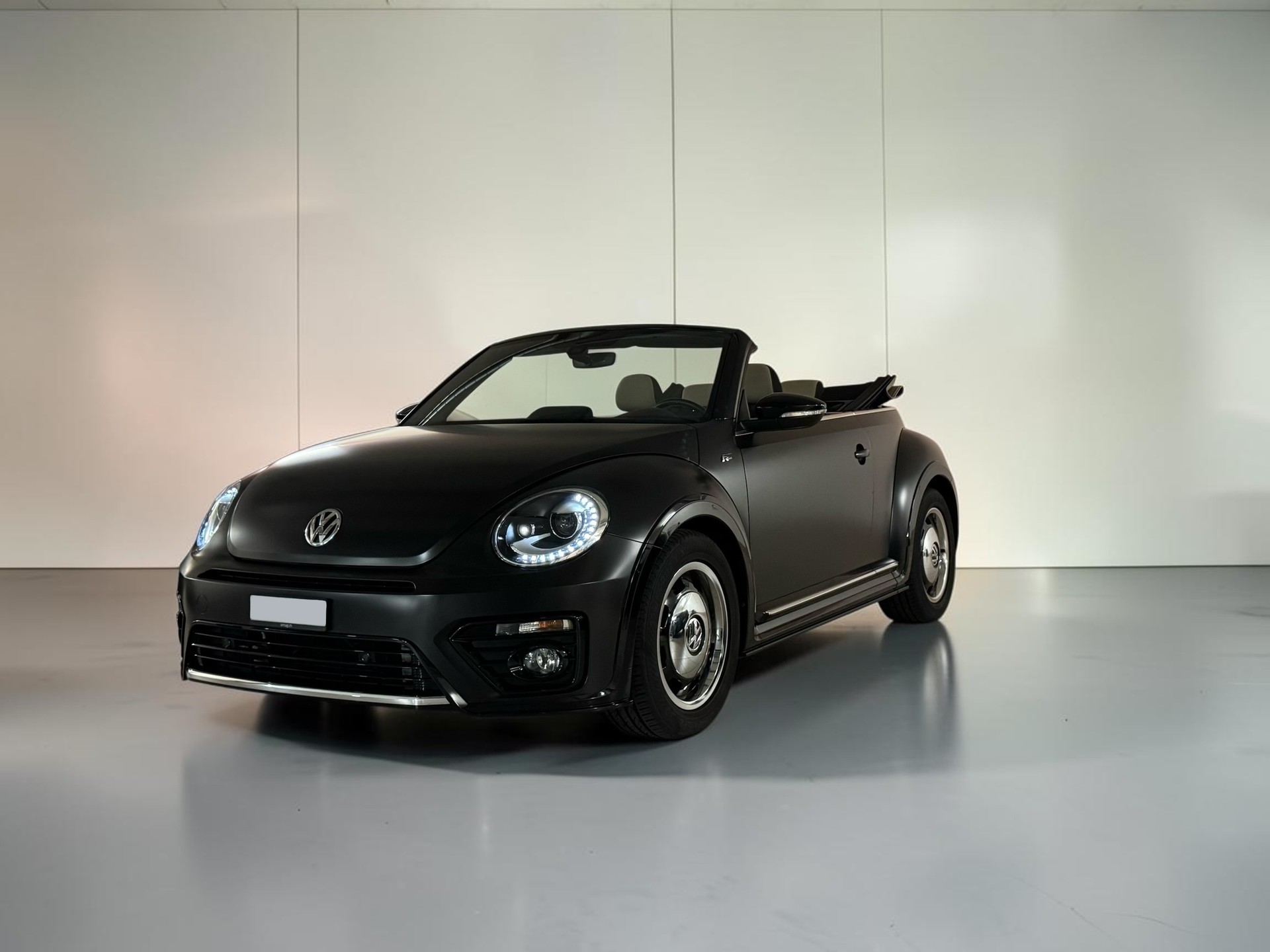 VW Beetle Cabriolet 1.4 TSI BMT R-Line DSG-image-1