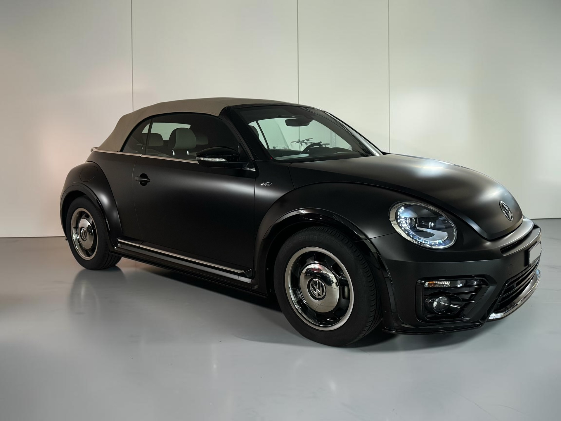VW Beetle Cabriolet 1.4 TSI BMT R-Line DSG-image-8