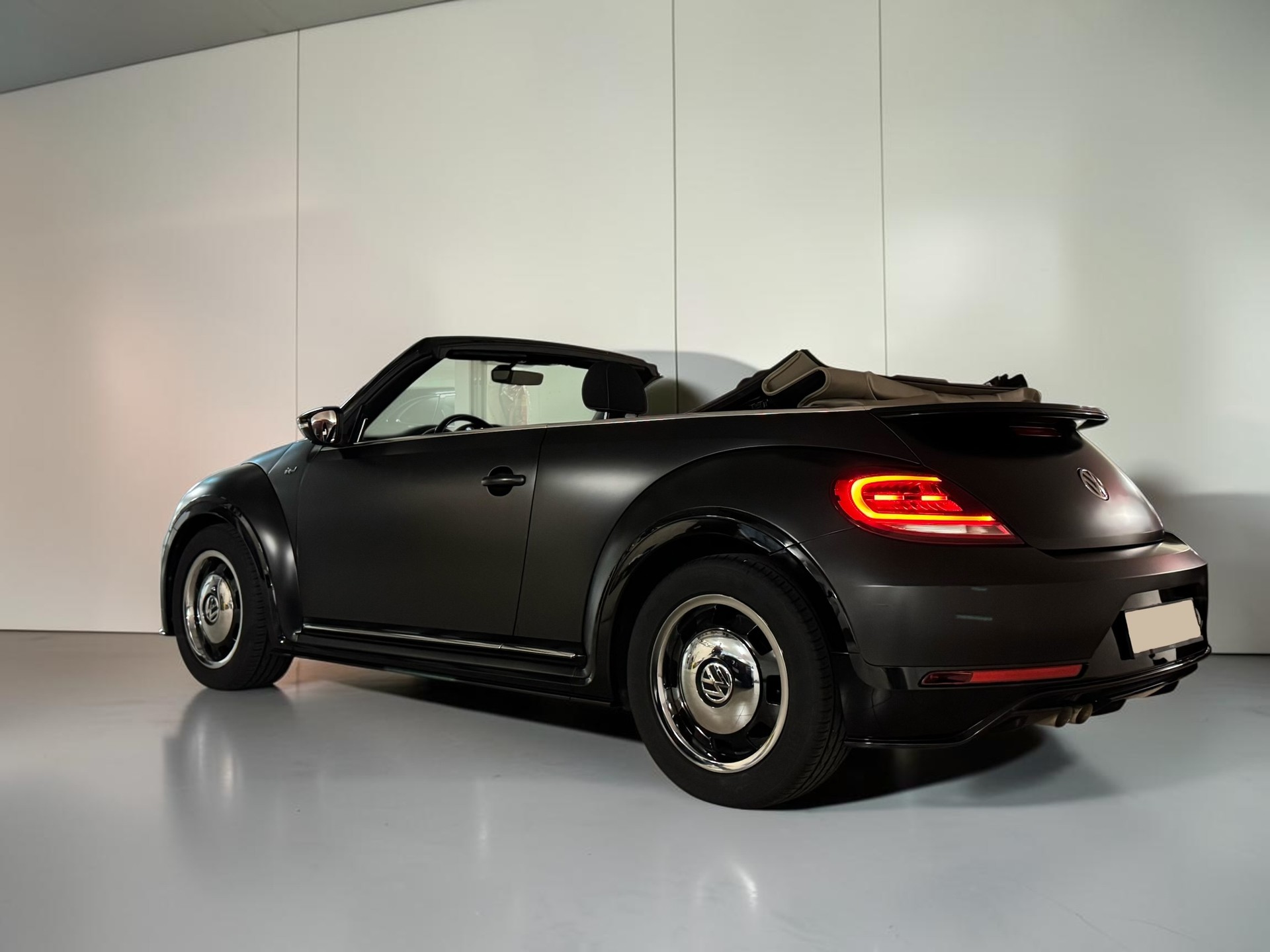 VW Beetle Cabriolet 1.4 TSI BMT R-Line DSG-image-5