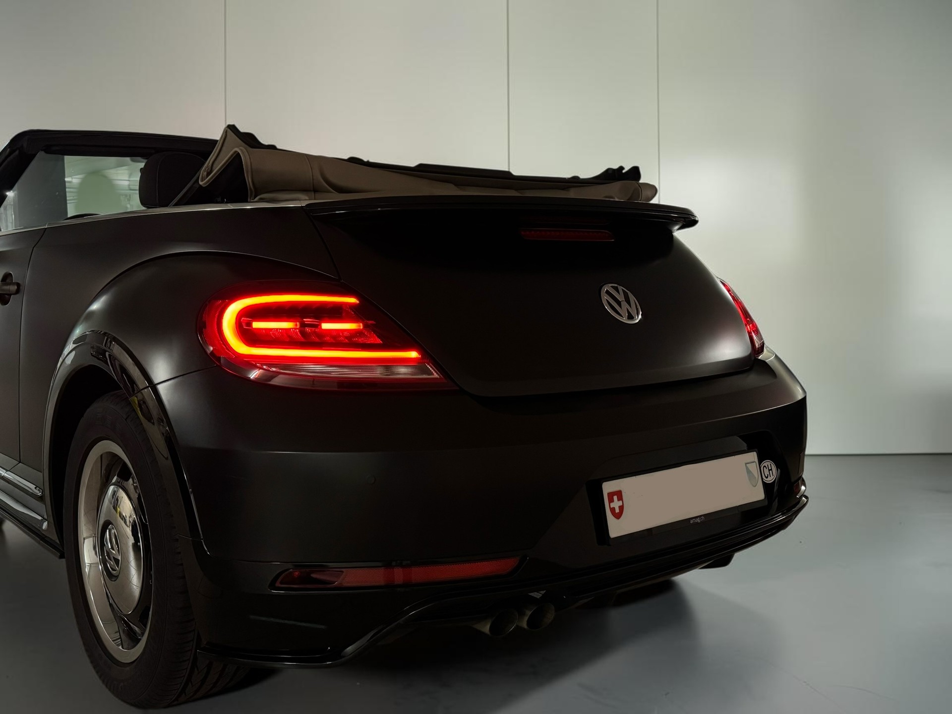 VW Beetle Cabriolet 1.4 TSI BMT R-Line DSG-image-11