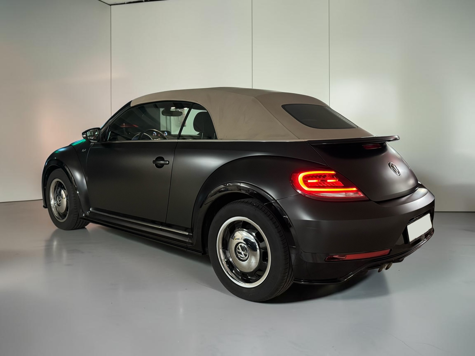 VW Beetle Cabriolet 1.4 TSI BMT R-Line DSG-image-7