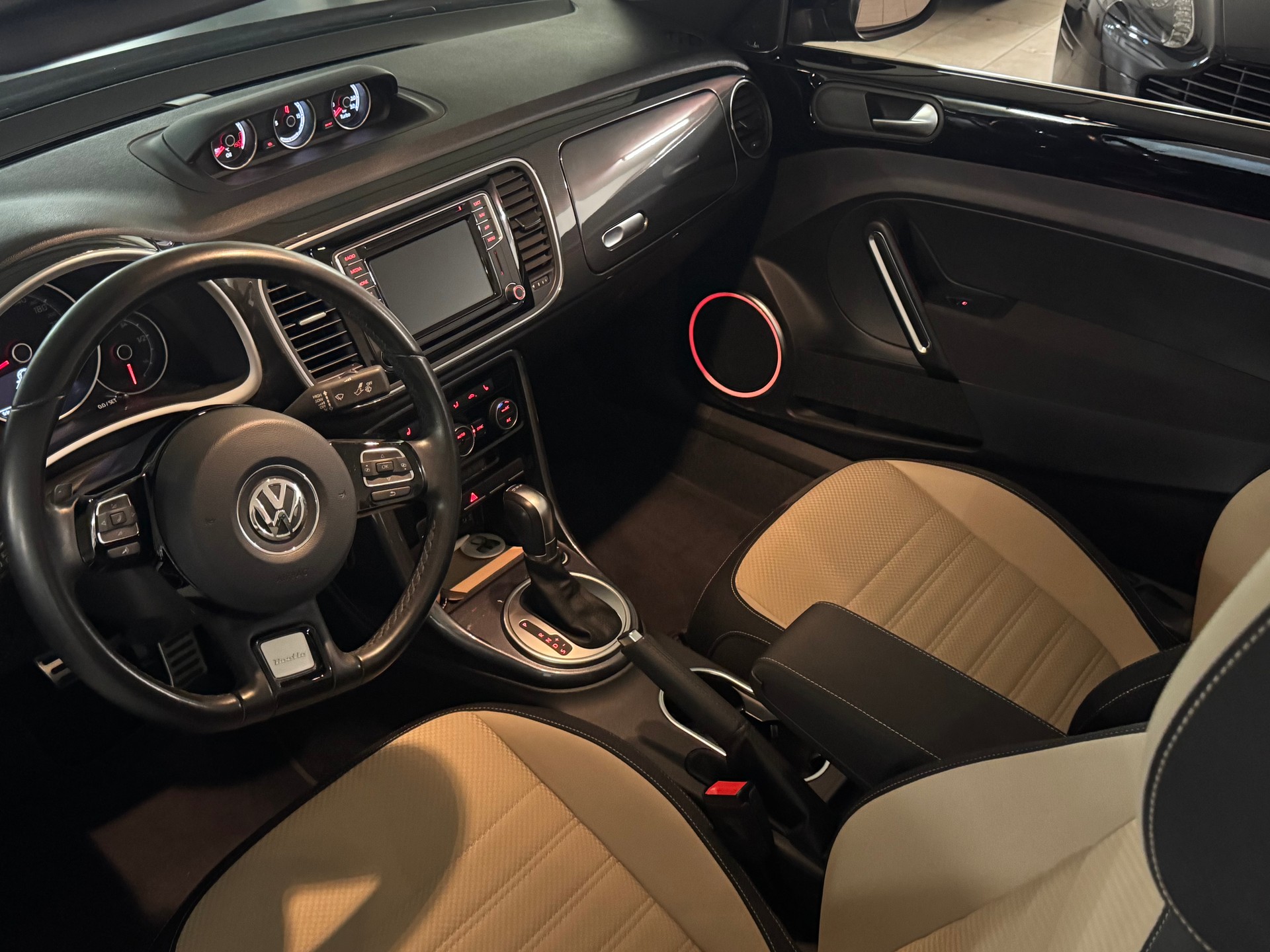 VW Beetle Cabriolet 1.4 TSI BMT R-Line DSG-image-13