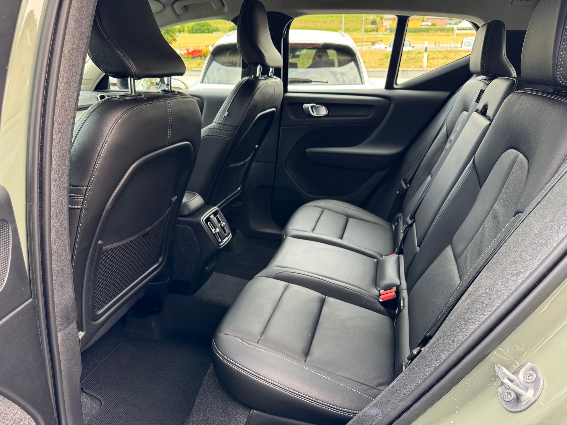 VOLVO XC40 B4 Benzin Mild Hybrid AWD Plus Dark DCT-image-6