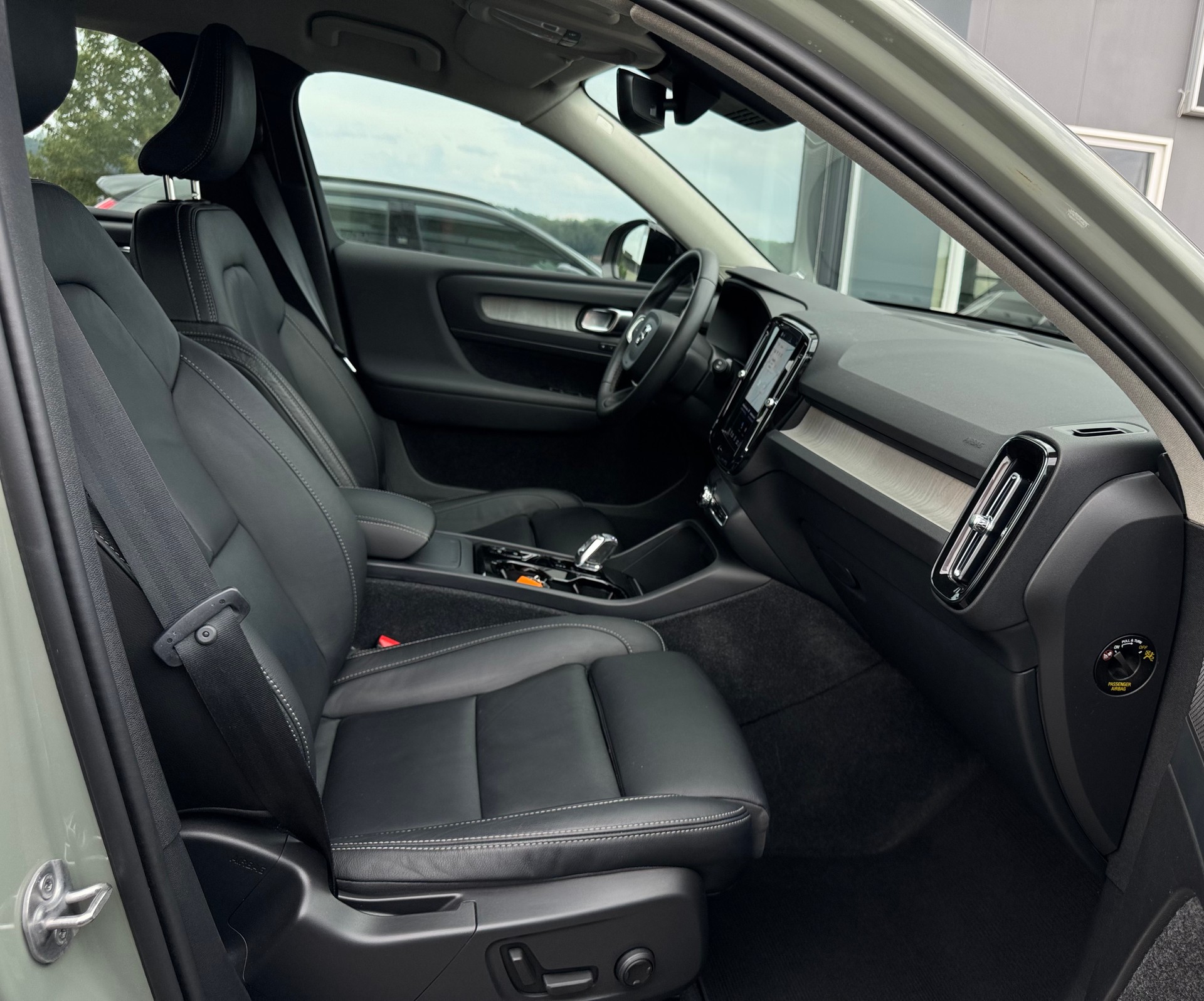 VOLVO XC40 B4 Benzin Mild Hybrid AWD Plus Dark DCT-image-2