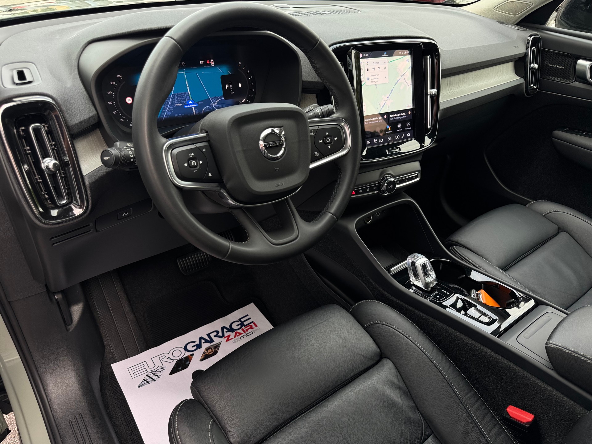 VOLVO XC40 B4 Benzin Mild Hybrid AWD Plus Dark DCT-image-1