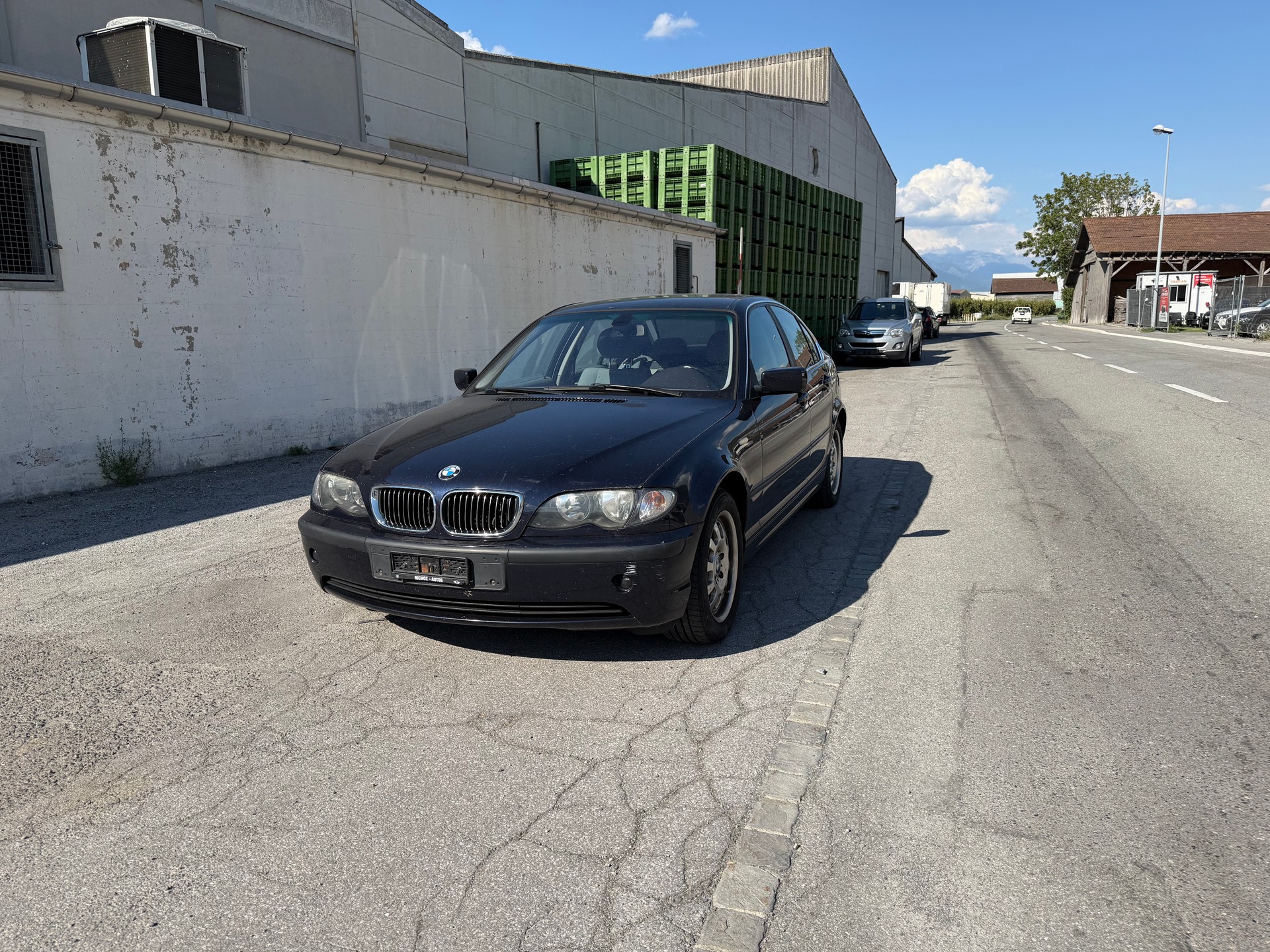 BMW 325xi-image-6