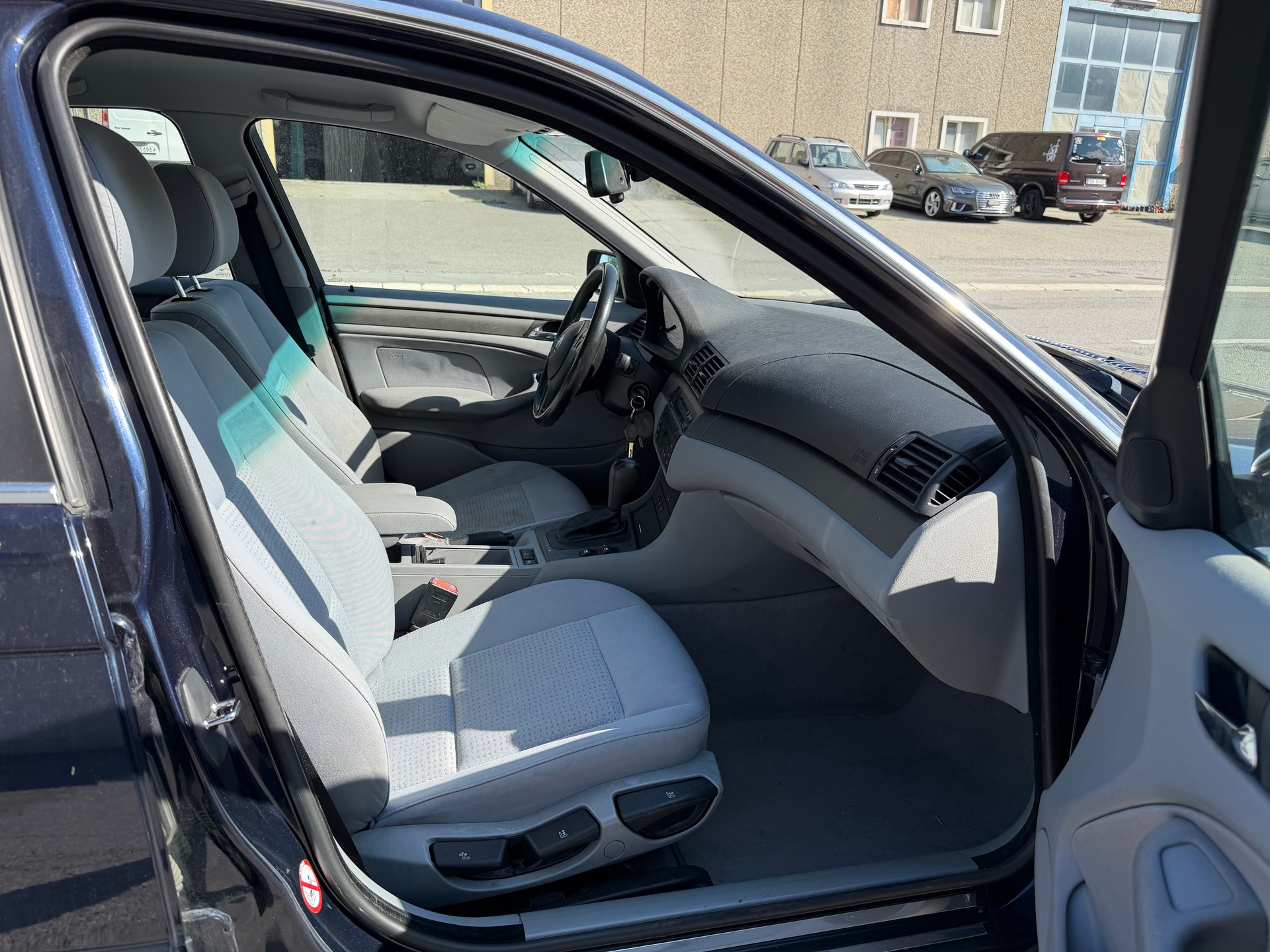 BMW 325xi-image-8
