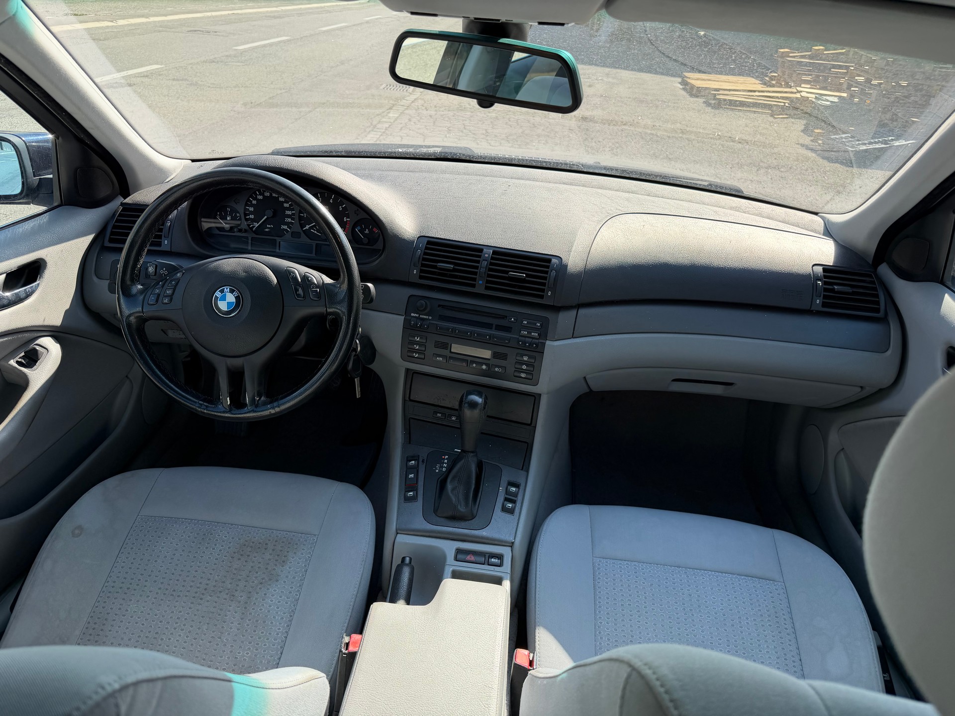 BMW 325xi-image-2