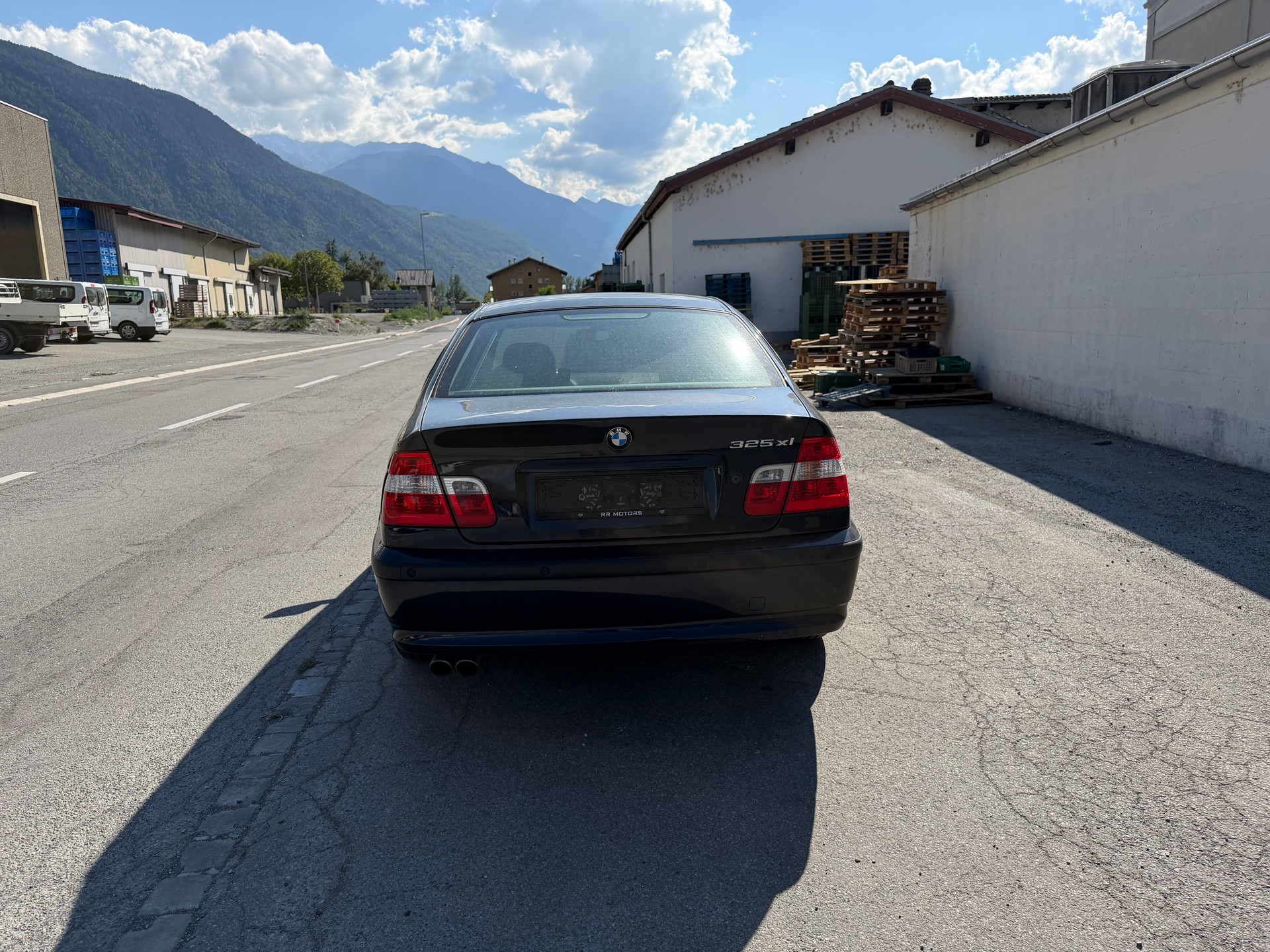 BMW 325xi-image-9