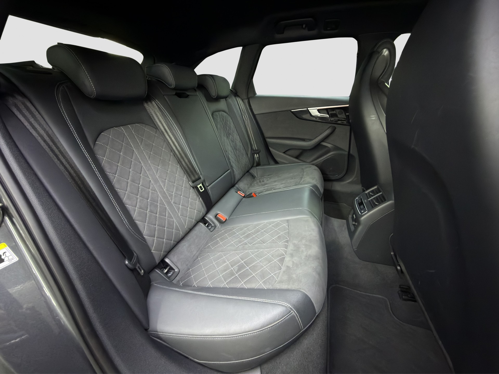 AUDI RS4 Avant quattro tiptronic-image-14