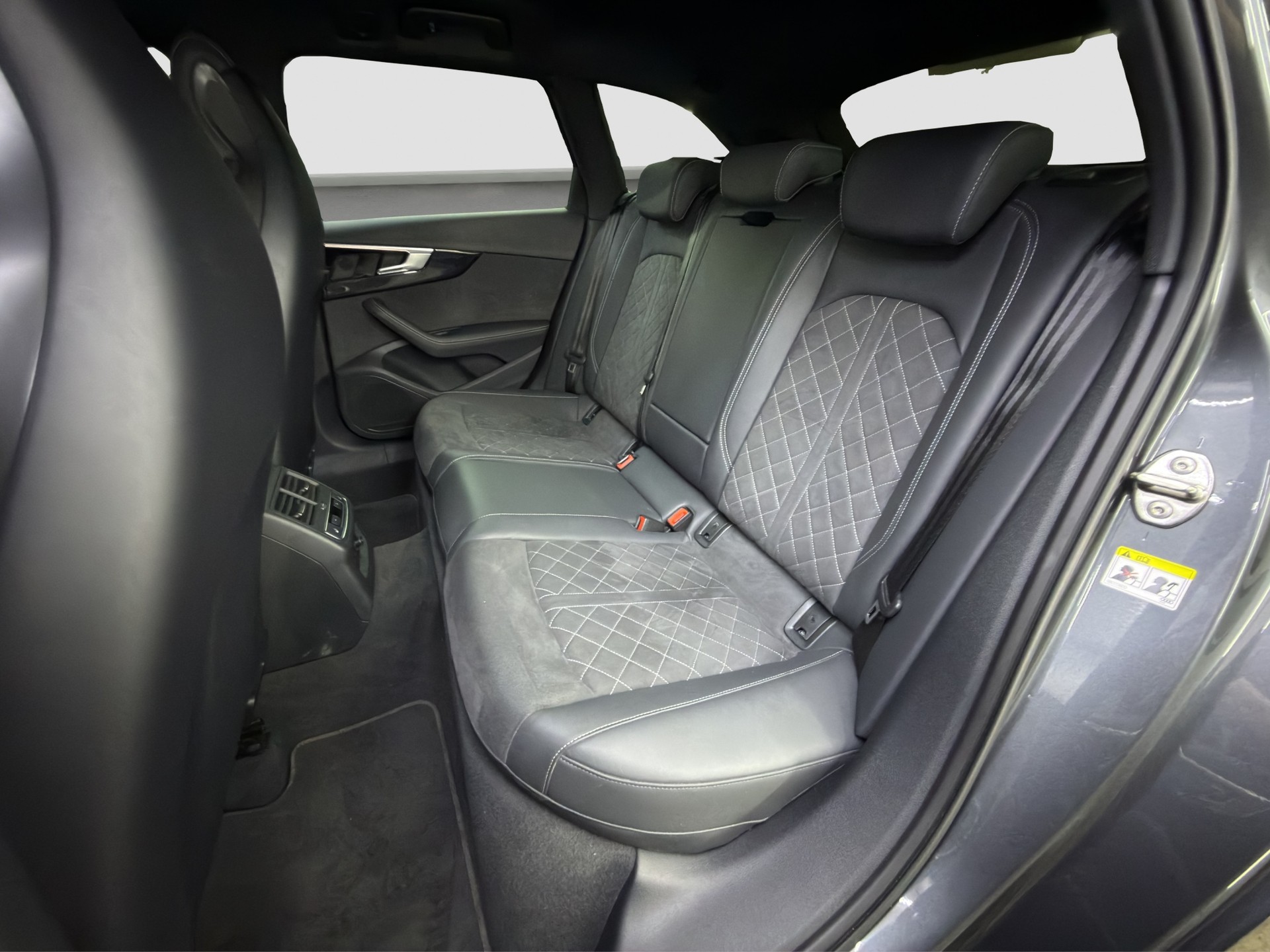 AUDI RS4 Avant quattro tiptronic-image-12