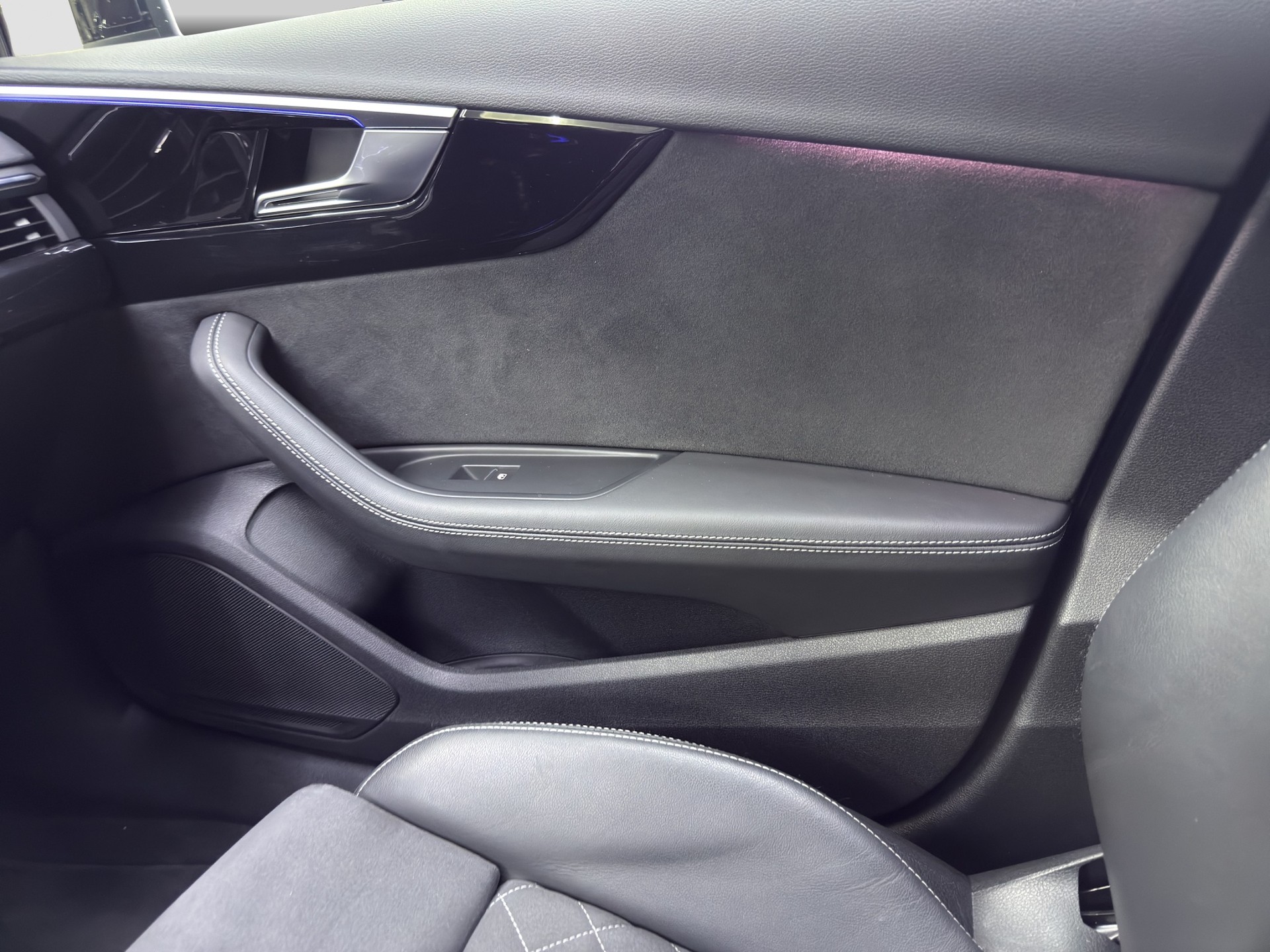 AUDI RS4 Avant quattro tiptronic-image-34