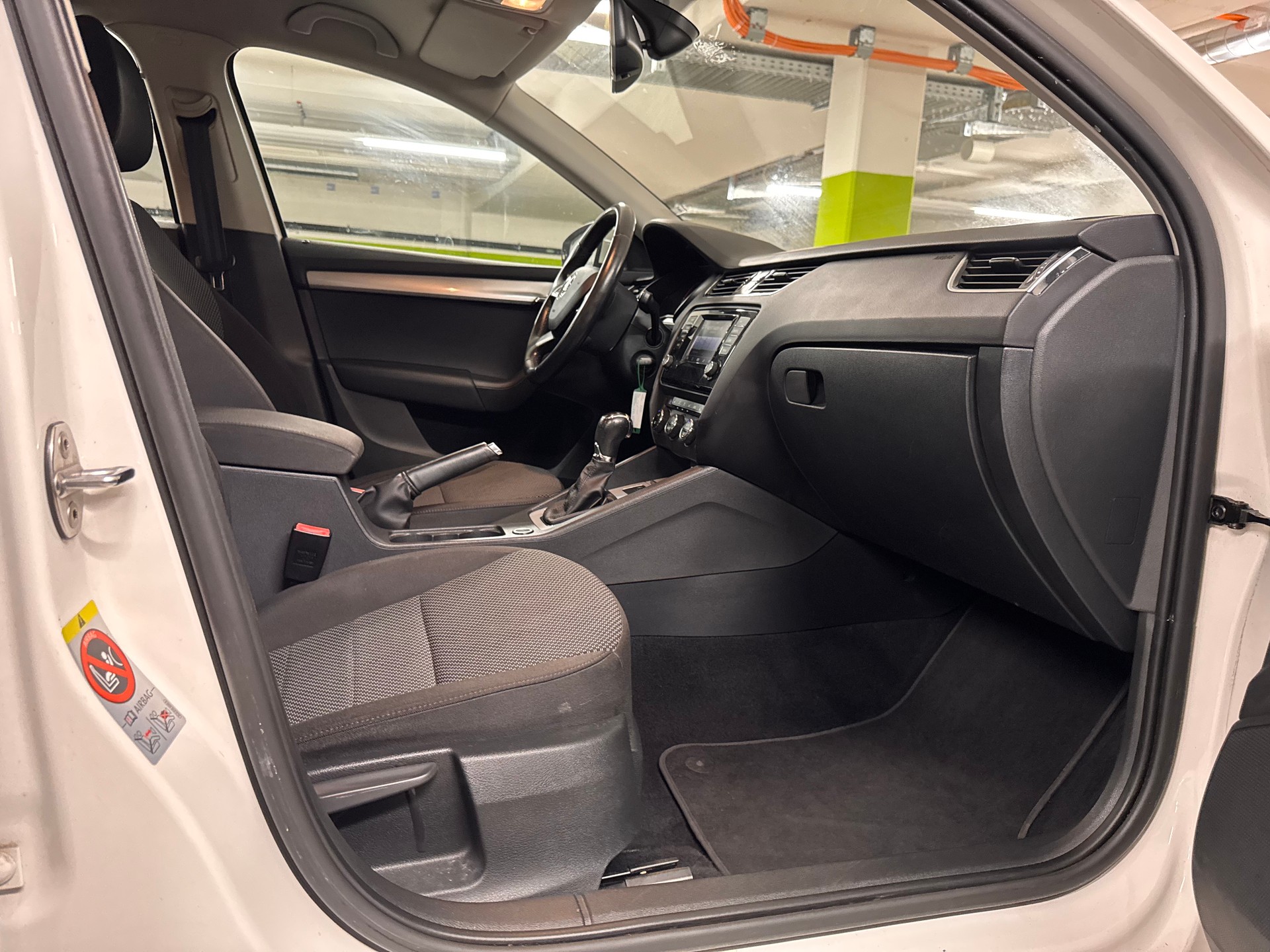 SKODA Octavia Combi 1.6 TDI Elegance DSG-image-13