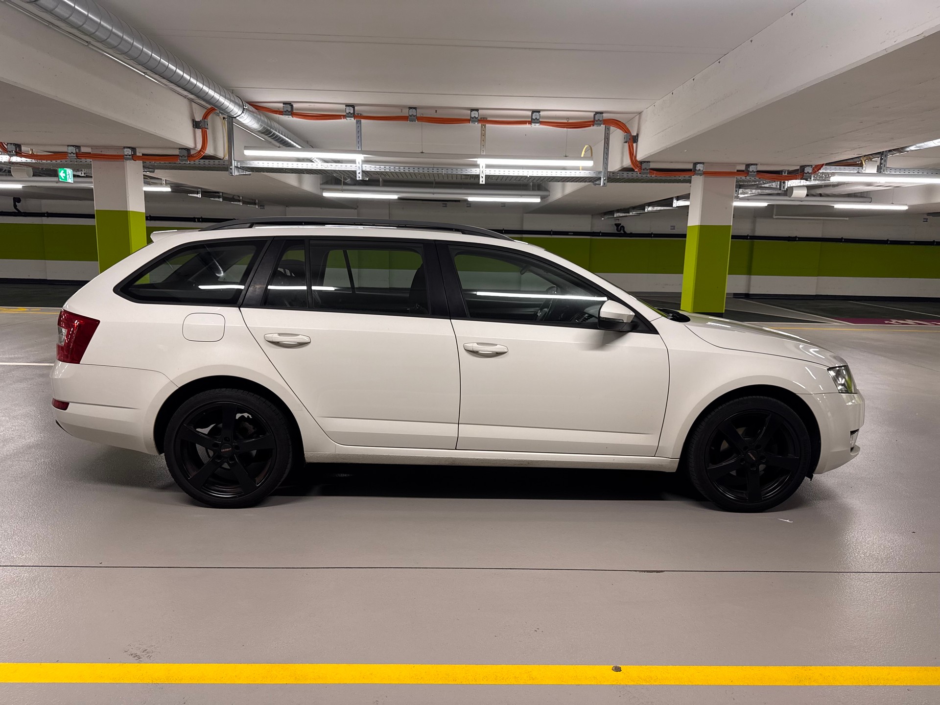 SKODA Octavia Combi 1.6 TDI Elegance DSG-image-3