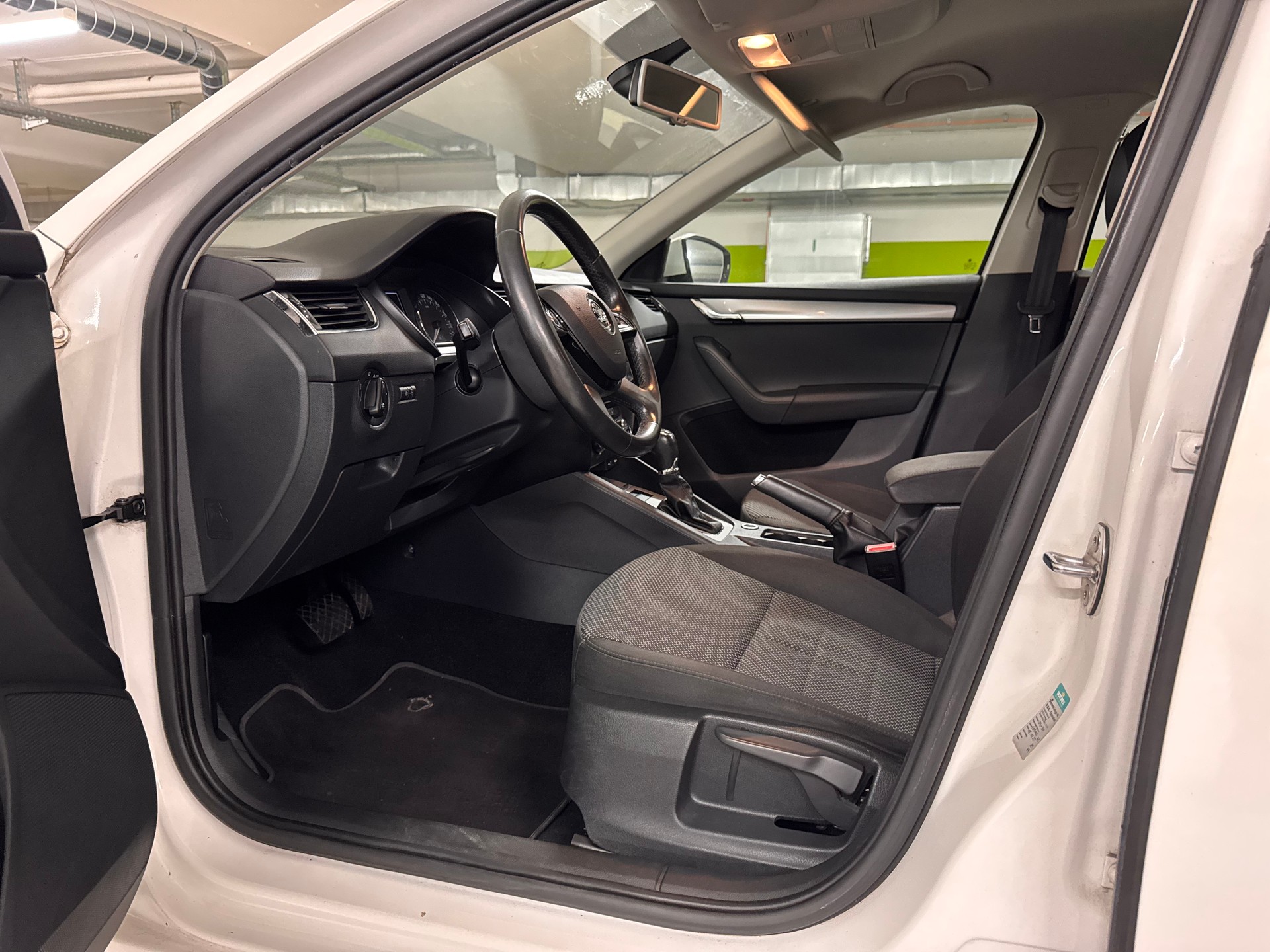 SKODA Octavia Combi 1.6 TDI Elegance DSG-image-14