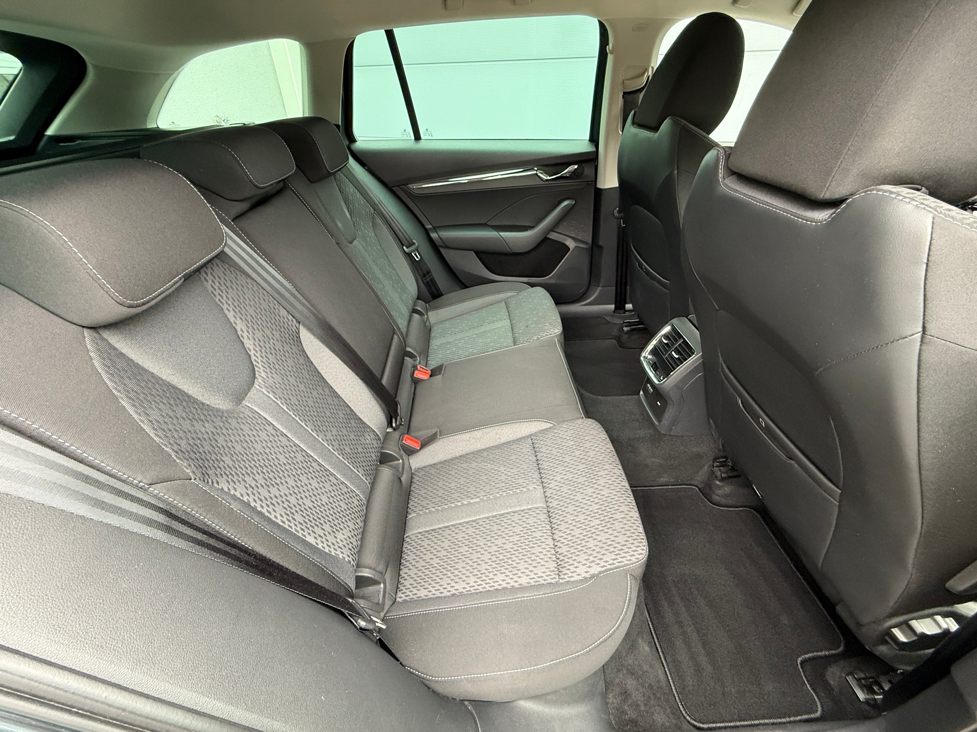 SKODA Octavia Combi 2.0 TSI Style DSG 4x4 mit Anhängerkupplung-image-21