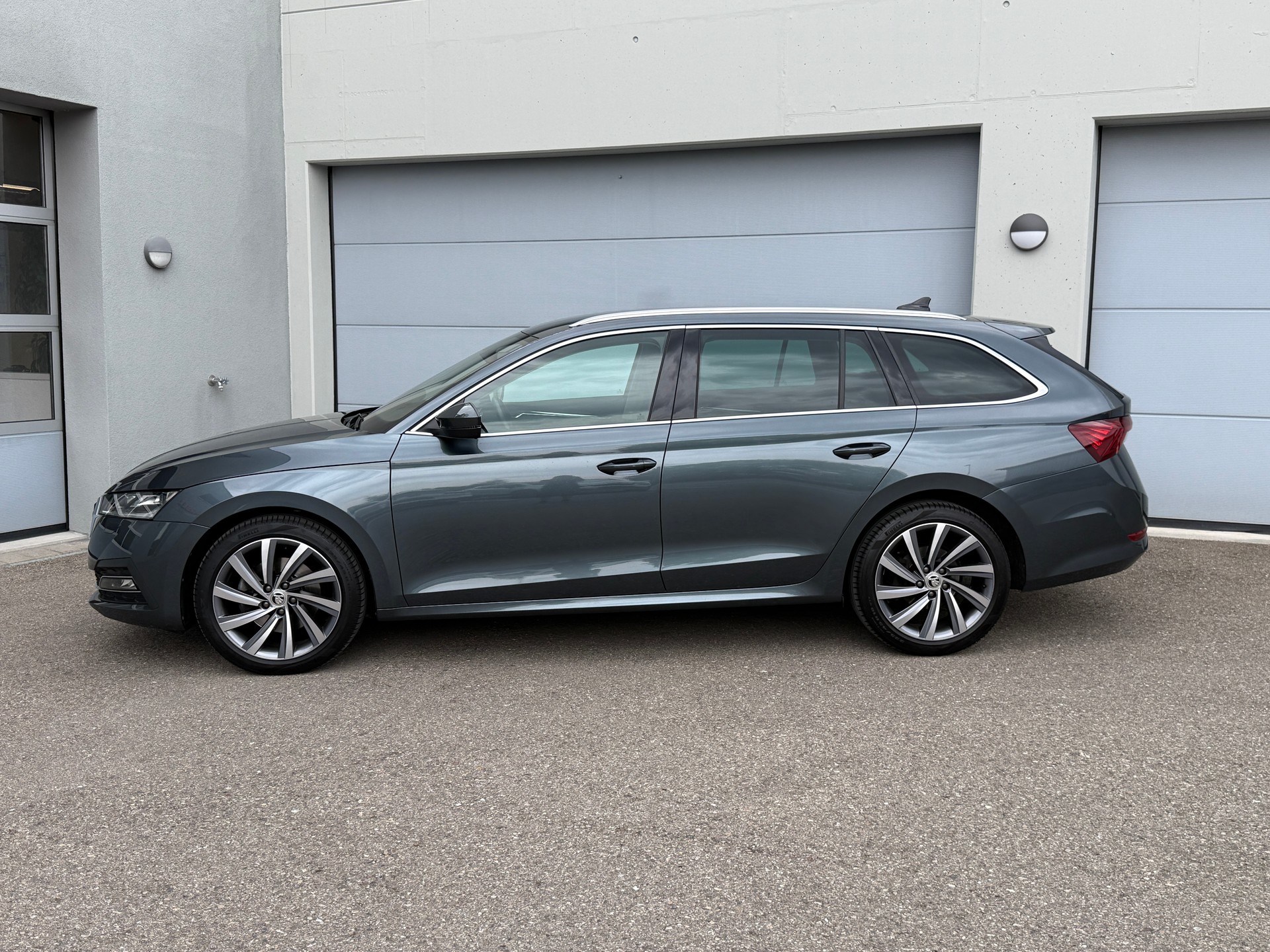 SKODA Octavia Combi 2.0 TSI Style DSG 4x4 mit Anhängerkupplung-image-1