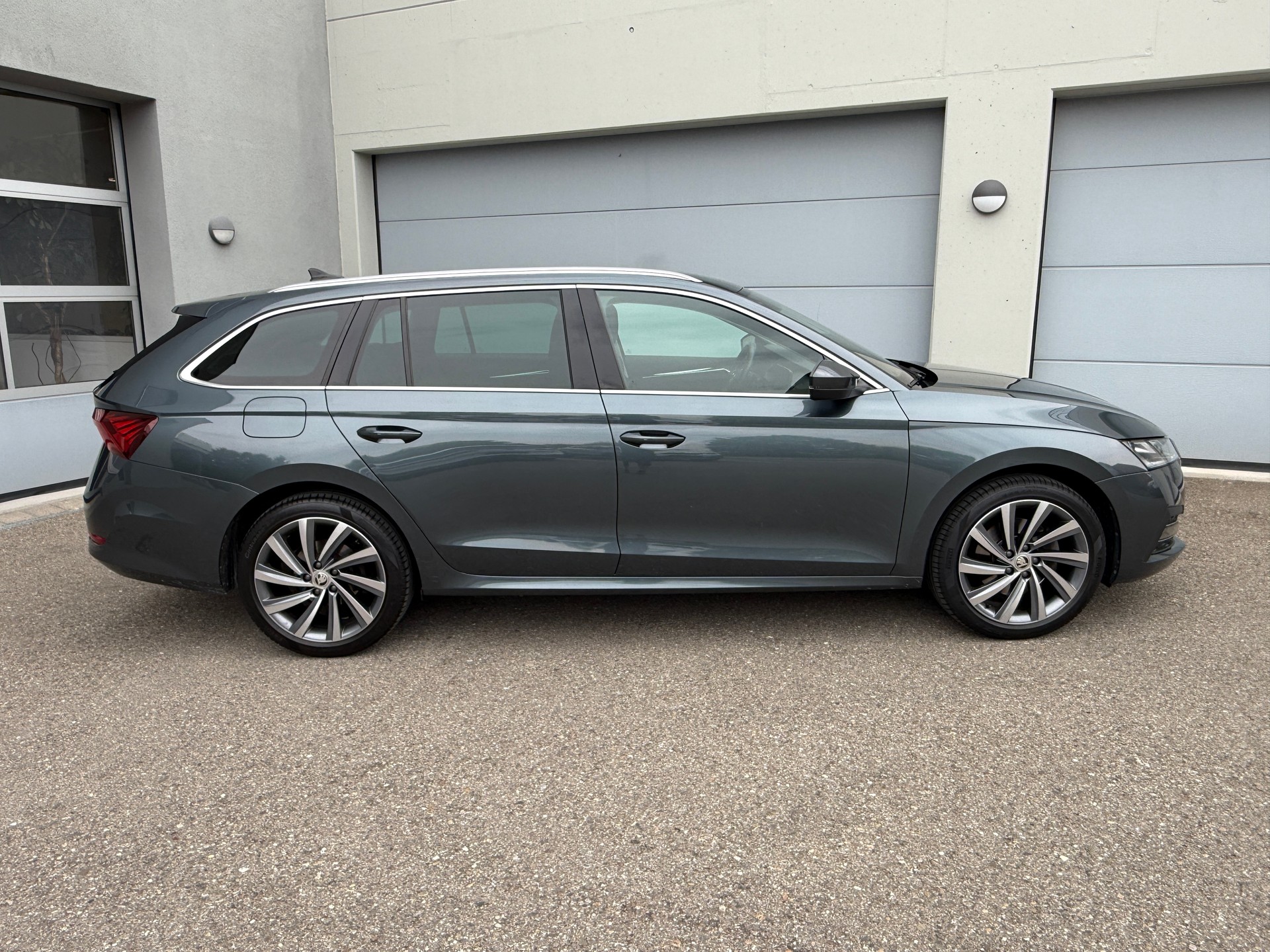 SKODA Octavia Combi 2.0 TSI Style DSG 4x4 mit Anhängerkupplung-image-6