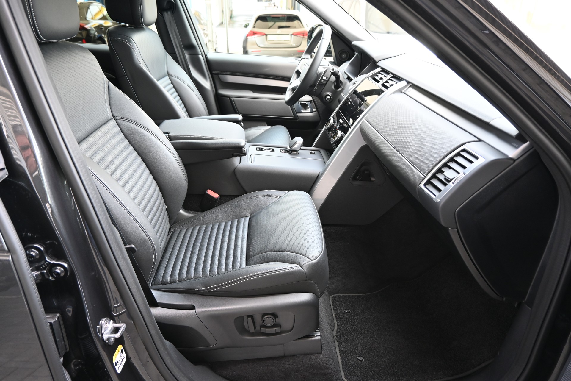 LAND ROVER Discovery 3.0D I6 P250 S R-Dynamic AWD Automatic 7-Plätzer + AHK 3500kg + Werksgarantie 10.2030-image-14