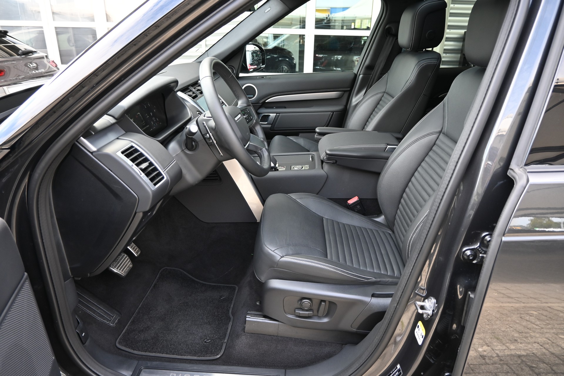 LAND ROVER Discovery 3.0D I6 P250 S R-Dynamic AWD Automatic 7-Plätzer + AHK 3500kg + Werksgarantie 10.2030-image-12