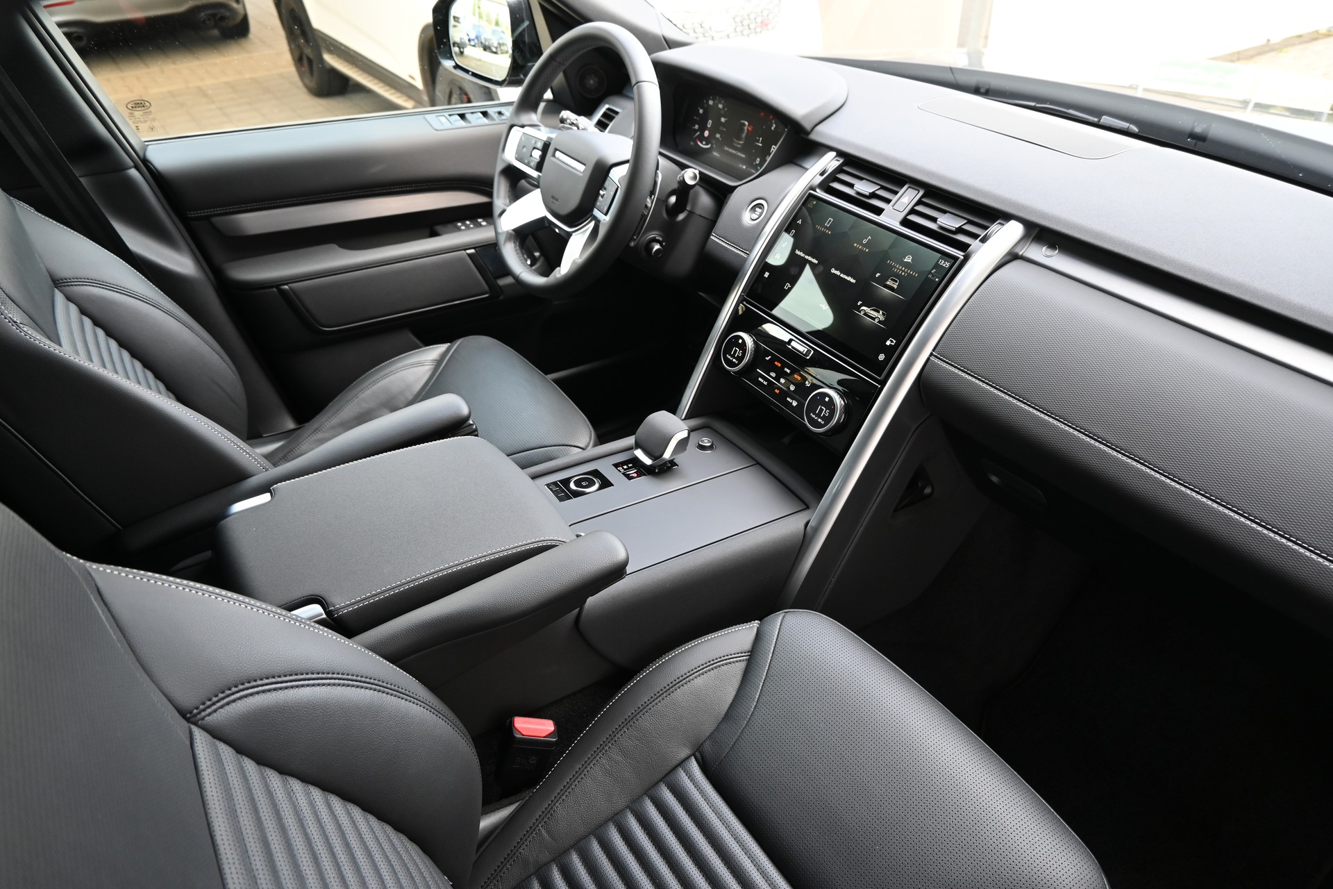 LAND ROVER Discovery 3.0D I6 P250 S R-Dynamic AWD Automatic 7-Plätzer + AHK 3500kg + Werksgarantie 10.2030-image-13